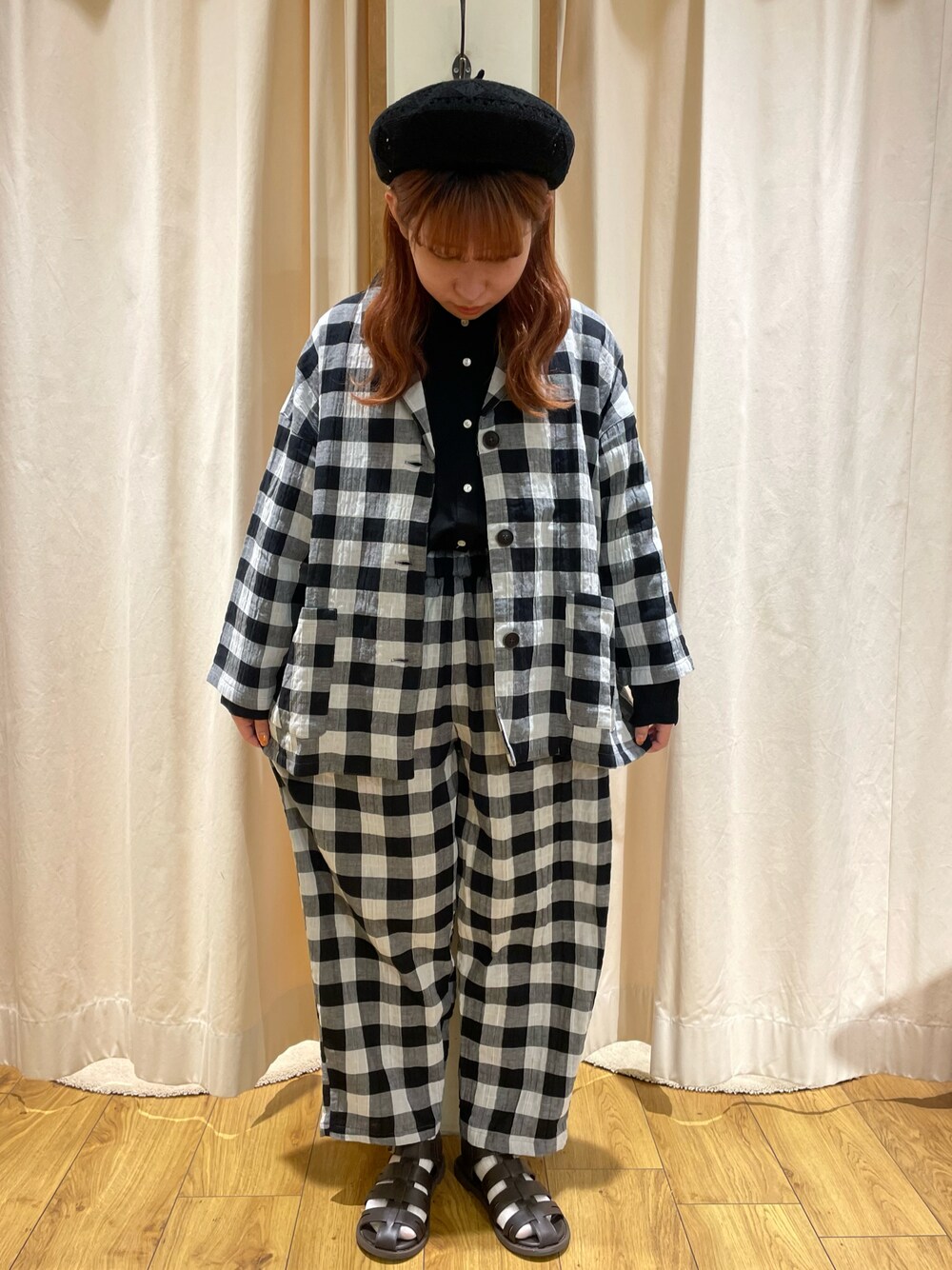 ブラウン系のサンダル、ホワイト系のその他アウター、ブラック系のシャツ/ブラウスを着用したレディースの夏コーディネートの1枚目の写真