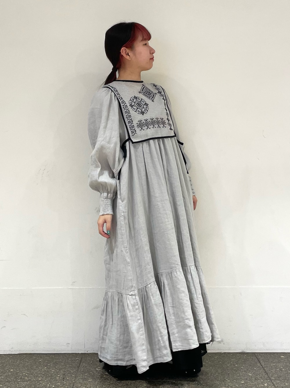 グレー系のドレスシューズを着用したレディースの冬コーディネートの1枚目の写真