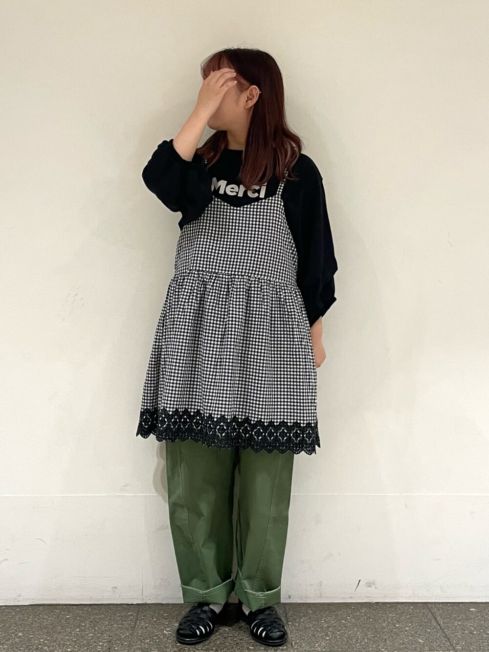 ブラック系のサンダル、ブラック系のTシャツ/カットソー、グレー系のシャツ/ブラウスを着用したレディースの春コーディネートの1枚目の写真