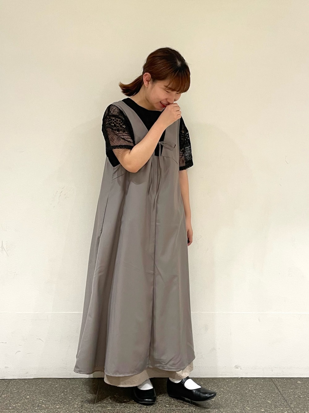 グレー系のワンピース、ベージュ系のスカート、ブラック系のドレスシューズを着用したレディースの夏コーディネートの1枚目の写真