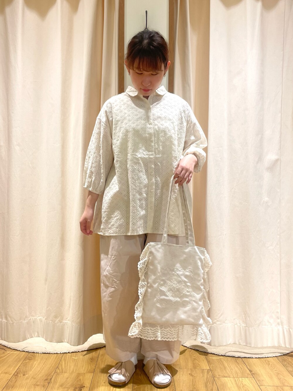 ホワイト系のシャツ/ブラウス、ピンク系のその他パンツ、ホワイト系のトートバッグを着用したレディースの夏コーディネートの1枚目の写真