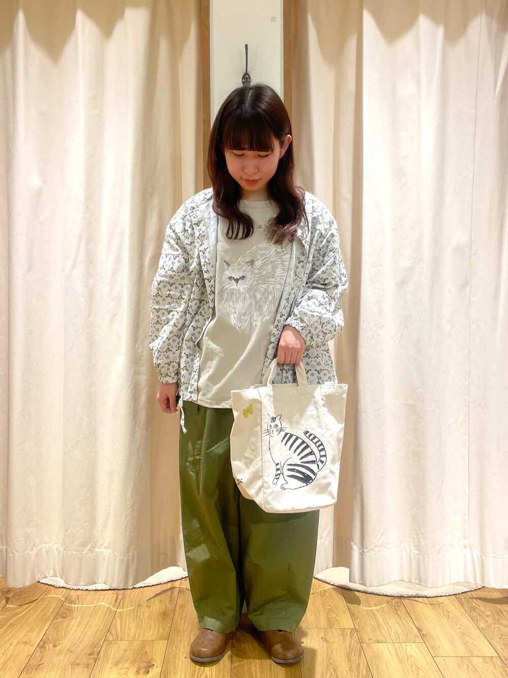 「miyuki matsuo、松尾ミユキコラボ、松尾ミユキ、低身長コーデ、ネコ、トートバッグ、カーゴパンツ、Tシャツ、ブラウス、サマンサ モスモス(Samansa Mos2)、サマンサモスモス、SM2、Samansa Mos2、低身長、春コーデ」｜「Samansa Mos2の【miyuki matsuo × SamansaMos2】半袖Tシャツ（Tシャツ/カットソー、ベージュ系）」を使った、松さん（レディース・153cm）の春コーディネートの1枚目の写真