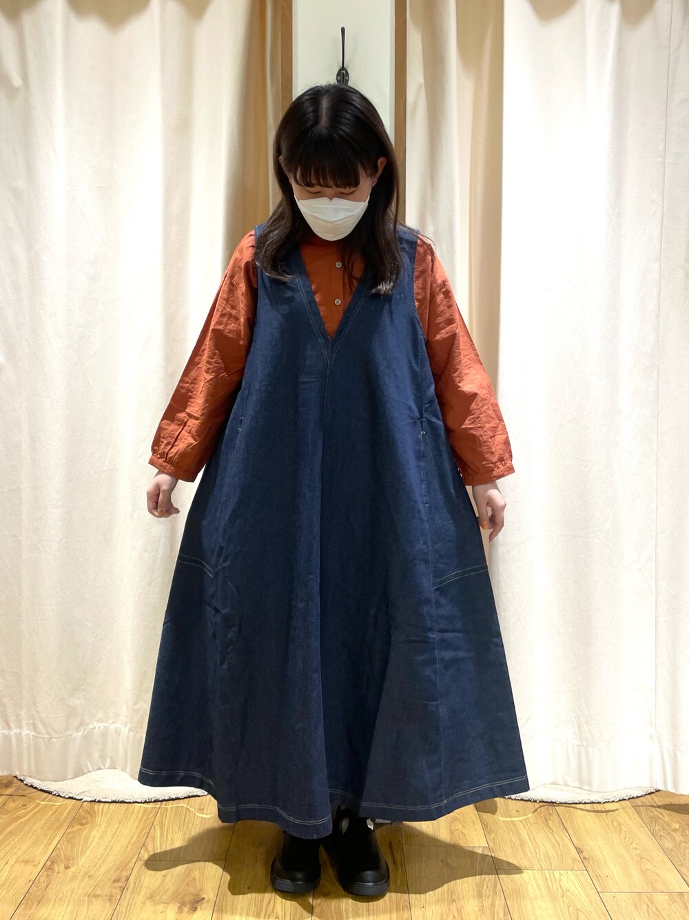 オレンジ系のシャツ/ブラウス、ブルー系のワンピース、ブラック系のその他シューズを着用したレディースの秋コーディネートの1枚目の写真