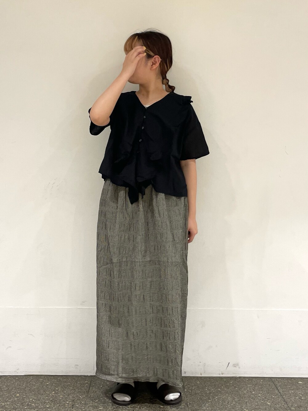 ブラウン系のサンダル、ブラック系のシャツ/ブラウス、ブラック系のスカートを着用したレディースの秋コーディネートの1枚目の写真