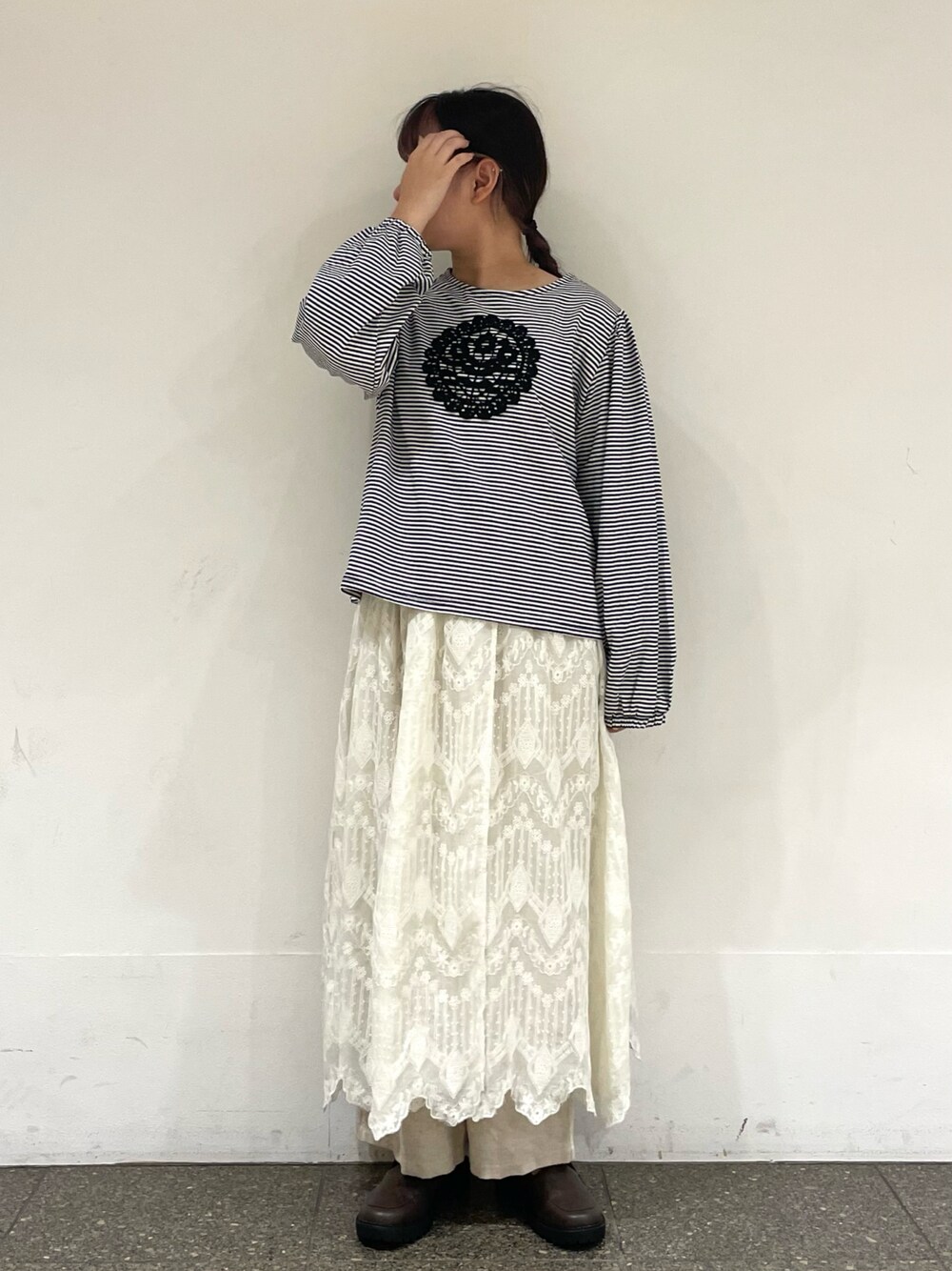 ブラウン系のドレスシューズを着用したレディースの冬コーディネートの1枚目の写真