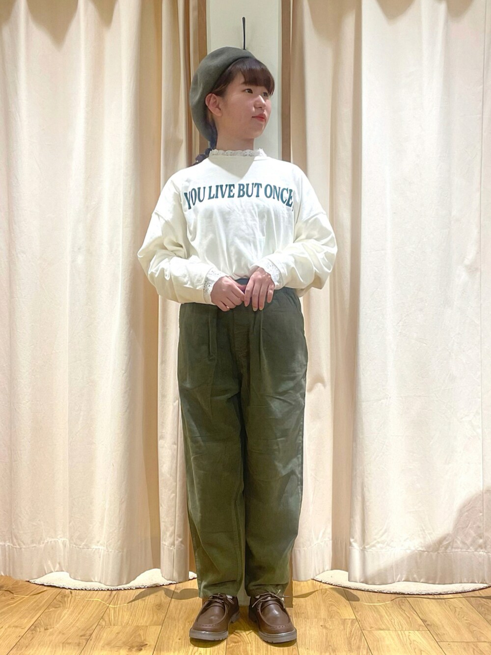 ホワイト系のTシャツ/カットソー、ホワイト系のTシャツ/カットソー、グリーン系のその他パンツを着用したレディースの秋コーディネートの1枚目の写真