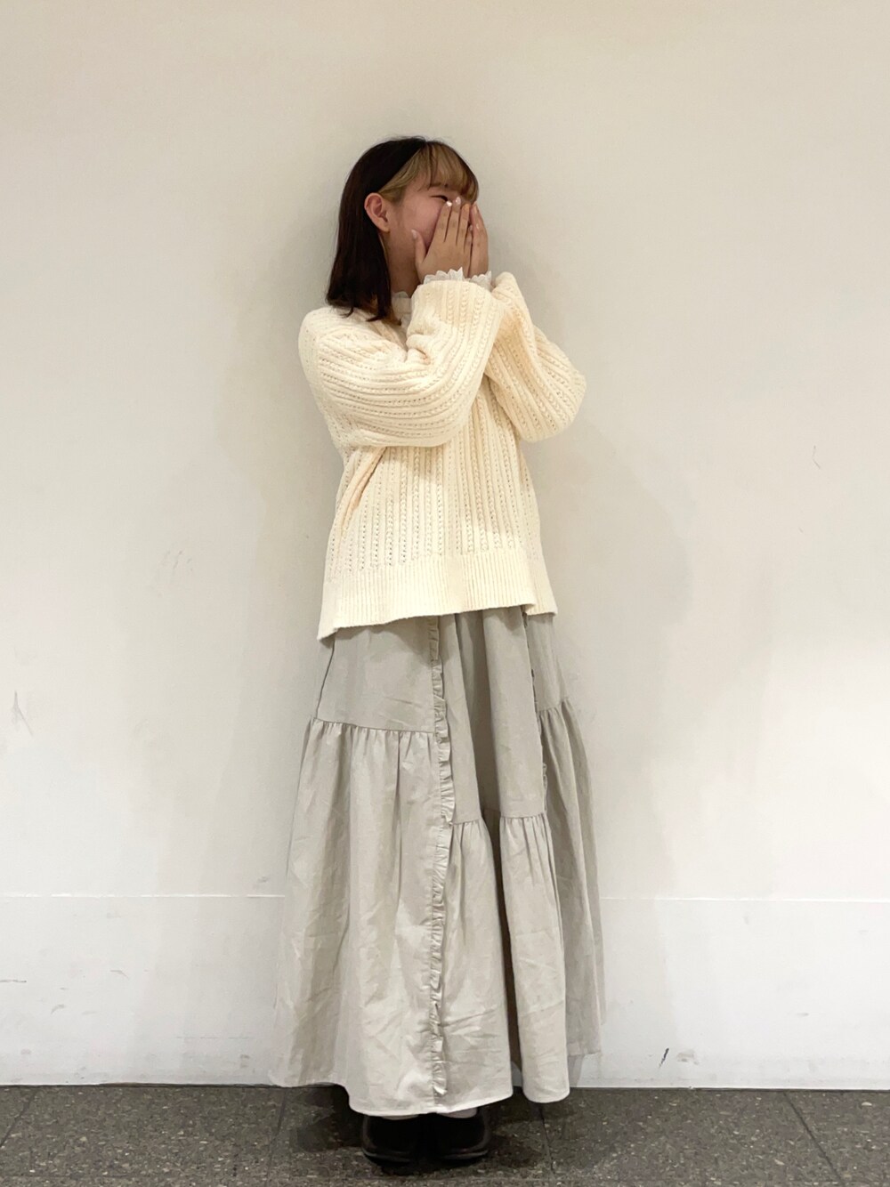 ブラウン系のドレスシューズ、ホワイト系のシャツ/ブラウス、ホワイト系のニット/セーターを着用したレディースの冬コーディネートの1枚目の写真