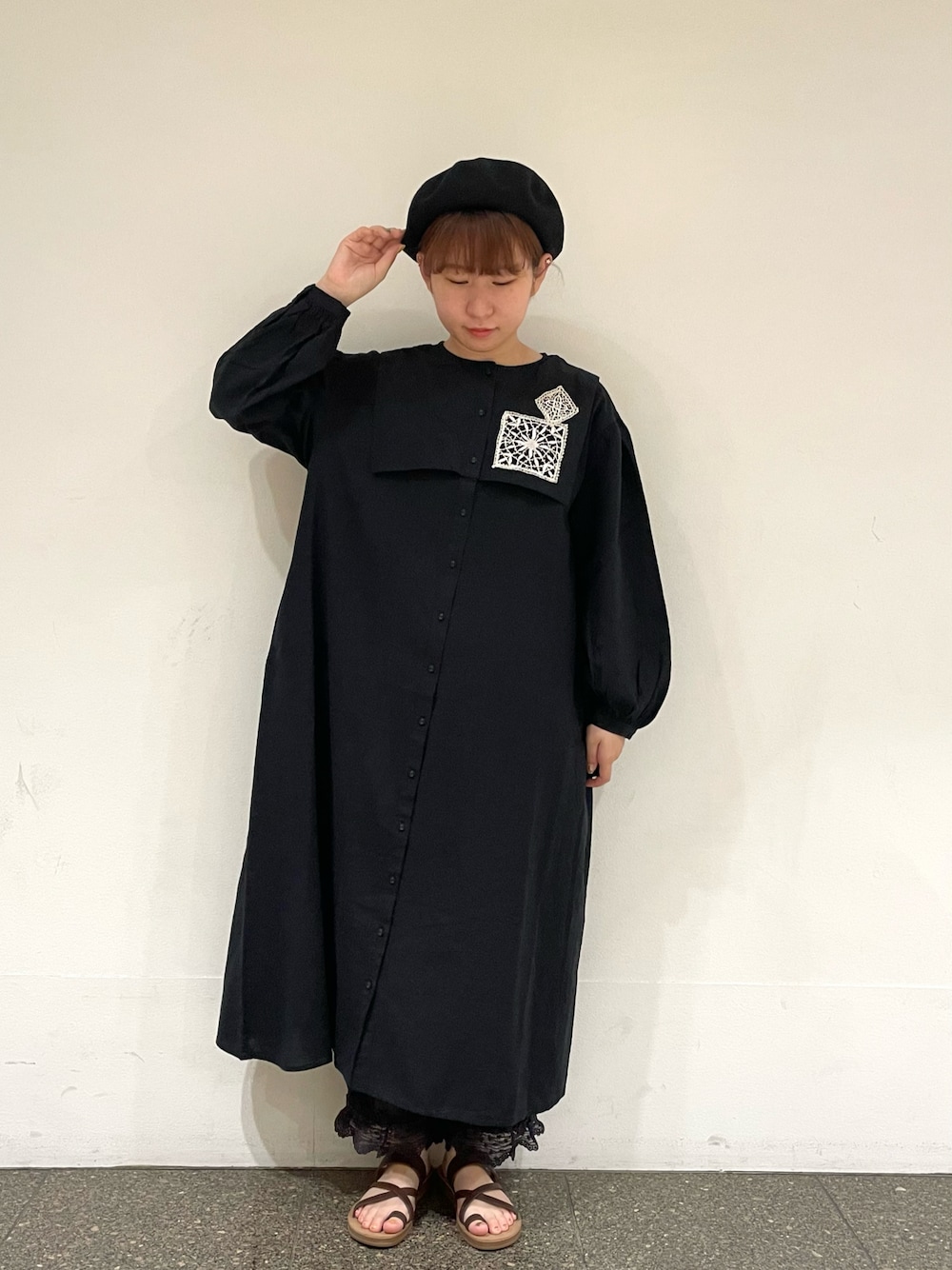 ブラック系のワンピース、ブラック系のその他パンツ、ブラウン系のサンダルを着用したレディースの夏コーディネートの1枚目の写真