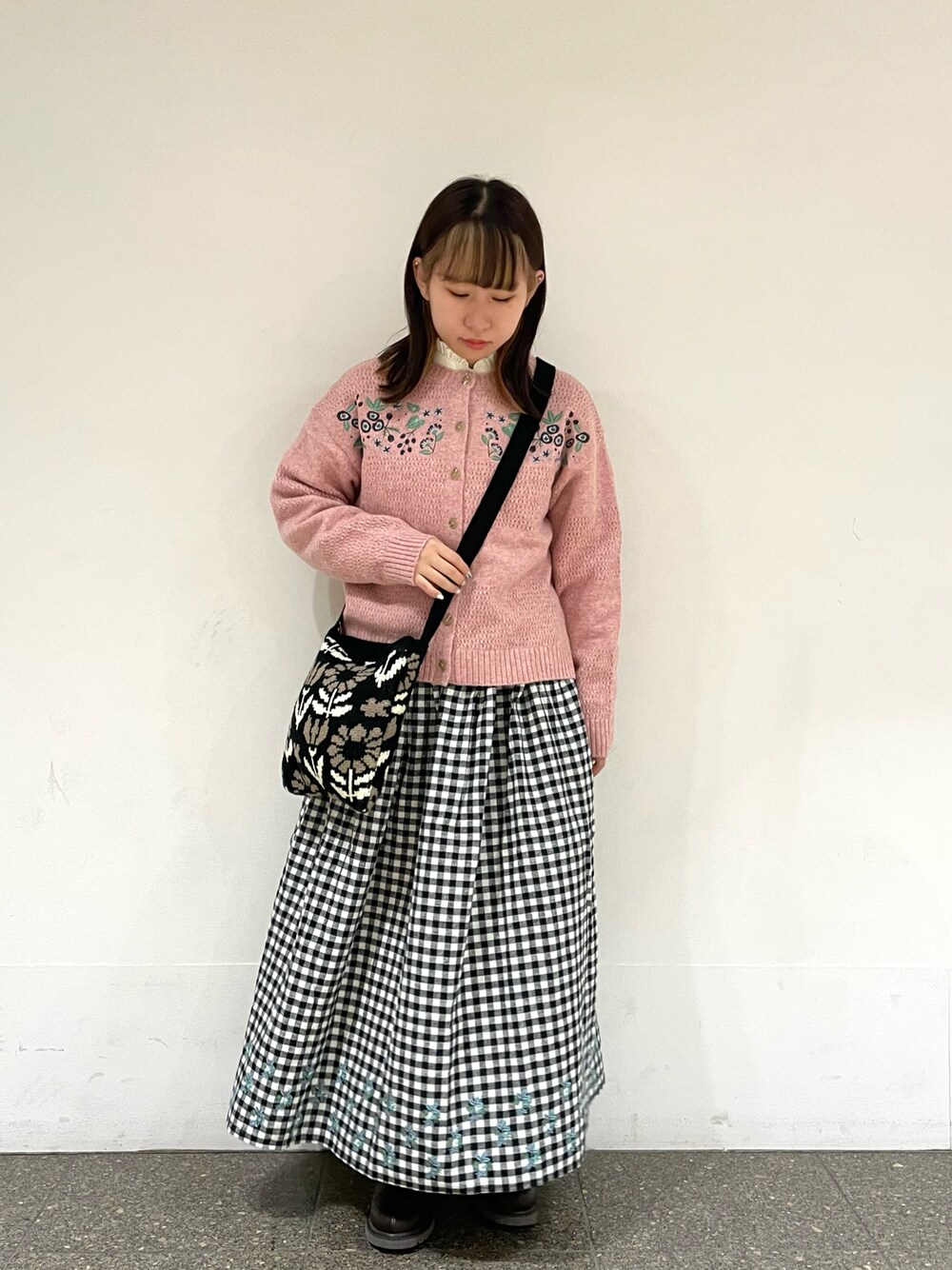 「マカベアリス、コラボ、カーディガン、ニットカーディガン、刺繍、スカート、ピンク、チェック、チェックスカート、ギンガムチェック、低身長、サマンサ モスモス(Samansa Mos2)、サマンサモスモス、Samansa Mos2、SM2」｜「Samansa Mos2の柄アソートフリルブラウス（シャツ/ブラウス、ホワイト系）」を使った、松さん（レディース・153cm）の秋コーディネートの1枚目の写真