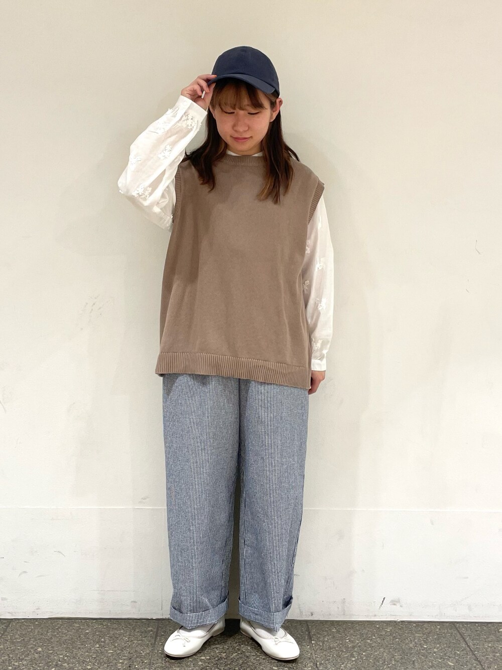 ホワイト系のシャツ/ブラウス、ベージュ系のベスト、ブルー系のその他パンツを着用したレディースの春コーディネートの1枚目の写真