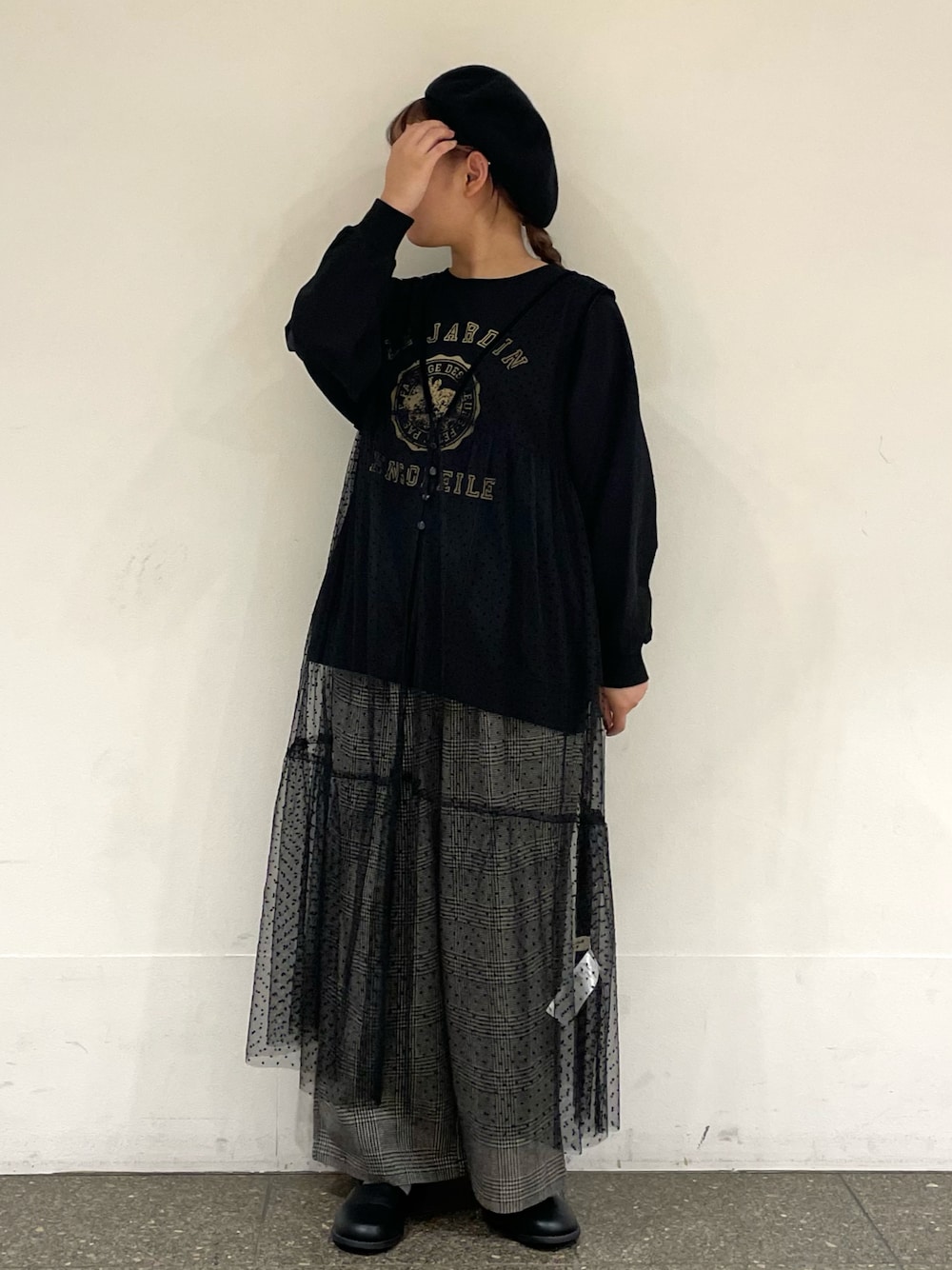 ブラック系のハットを着用したレディースの冬コーディネートの1枚目の写真