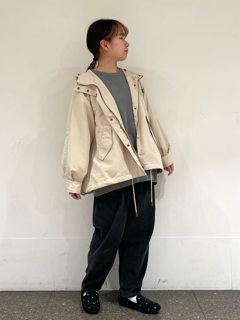 グレー系のドレスシューズを着用したレディースの冬コーディネートの1枚目の写真