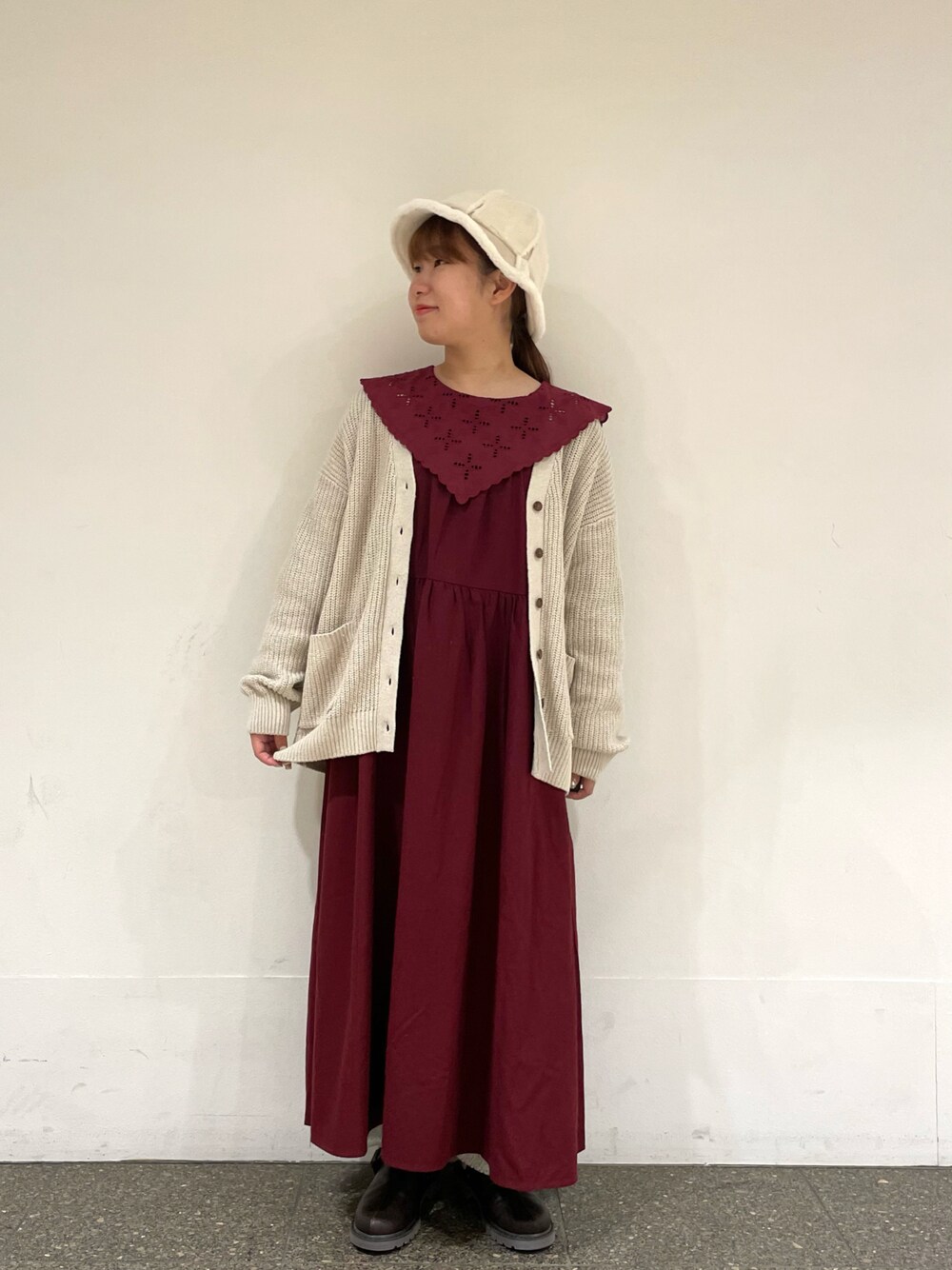 レッド系のワンピース、ホワイト系のその他パンツ、ブラウン系のサンダルを着用したレディースの秋コーディネートの1枚目の写真