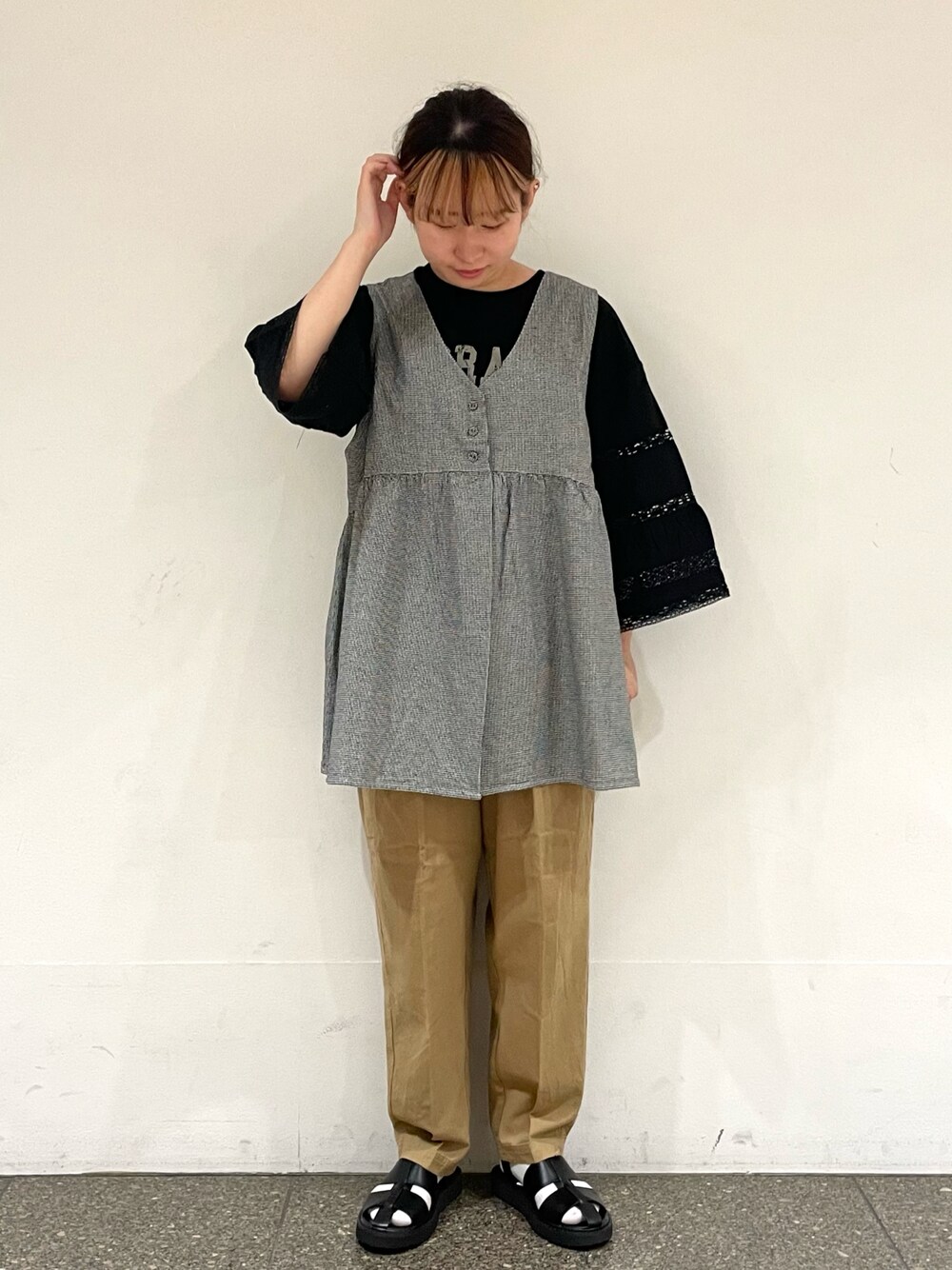 ブラック系のサンダル、ブラック系のTシャツ/カットソー、グレー系のベストを着用したレディースの夏コーディネートの1枚目の写真