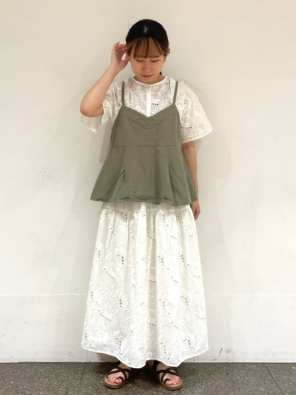 ホワイト系のスカート、ホワイト系のシャツ/ブラウスを着用したレディースの秋コーディネートの1枚目の写真