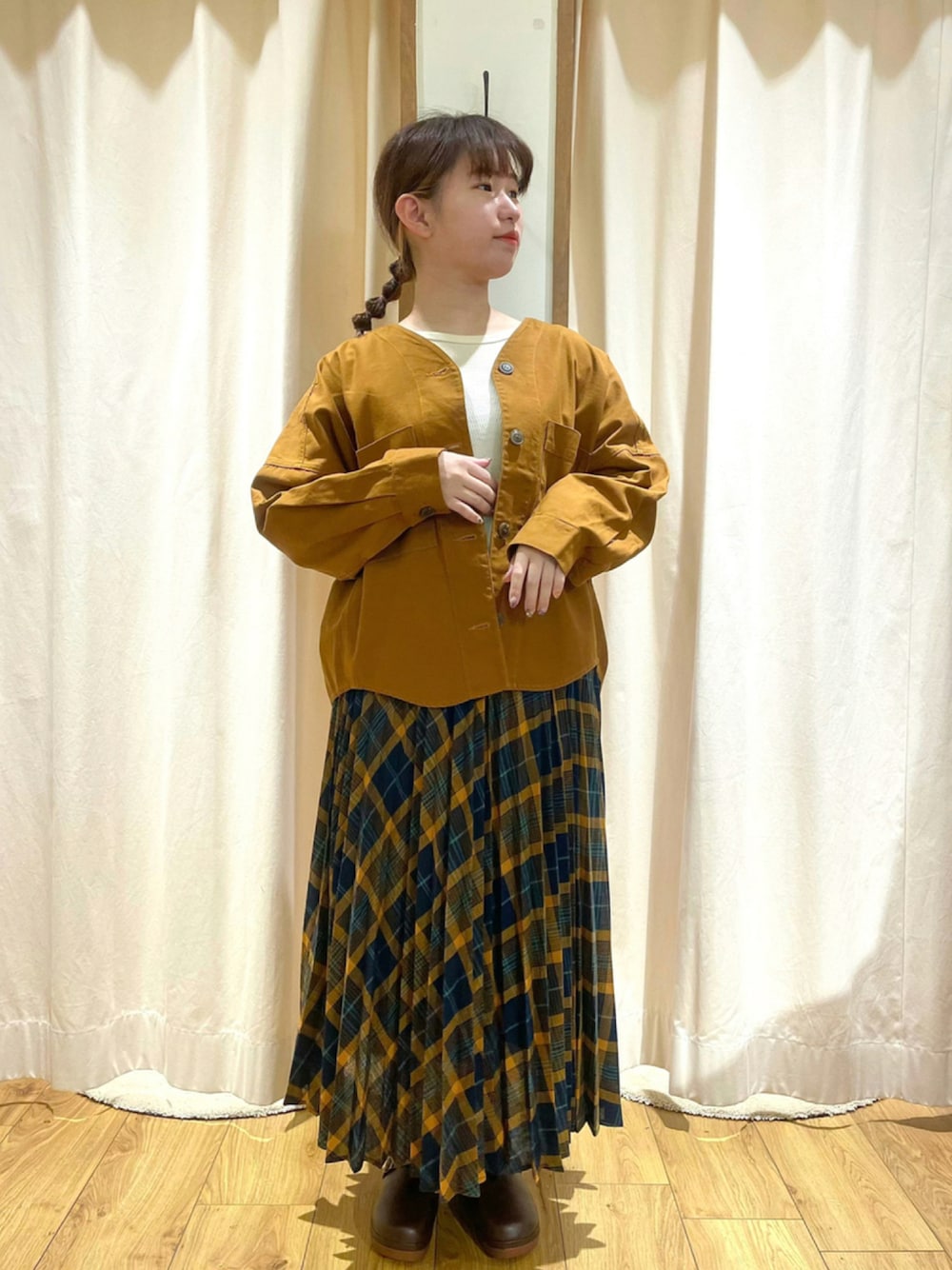 ホワイト系のTシャツ/カットソー、イエロー系のノーカラージャケット、オレンジ系のスカートを着用したレディースの秋コーディネートの1枚目の写真