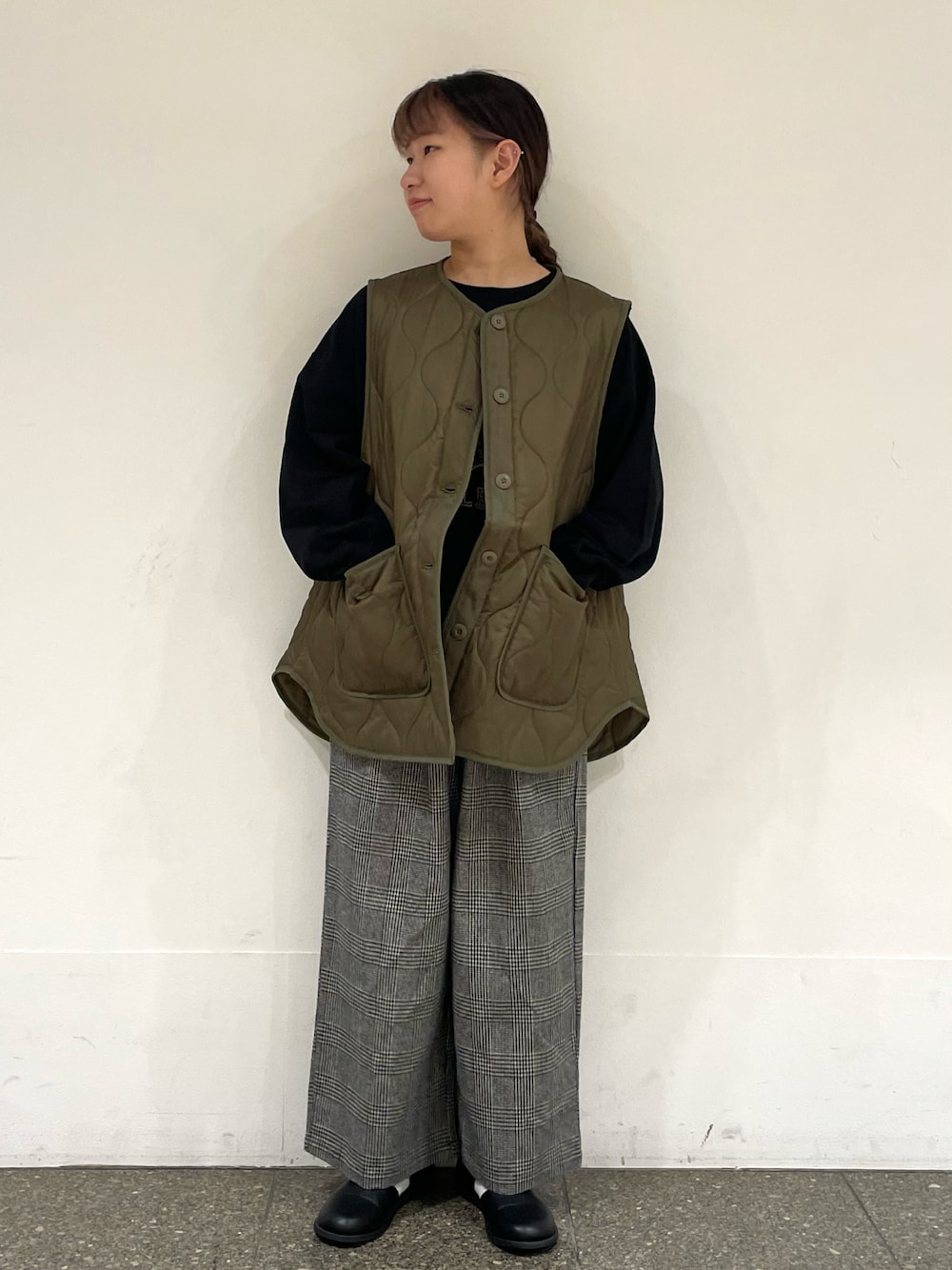 ブラック系のドレスシューズを着用したレディースの冬コーディネートの1枚目の写真