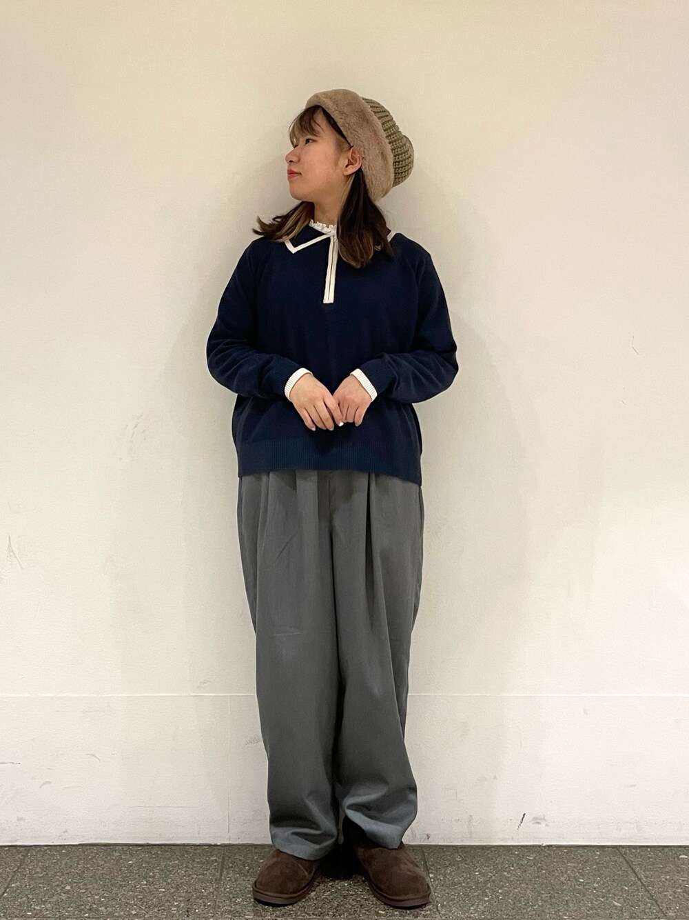 ホワイト系のTシャツ/カットソー、ブラウン系のブーツ、ブルー系のニット/セーターを着用したレディースの冬コーディネートの1枚目の写真