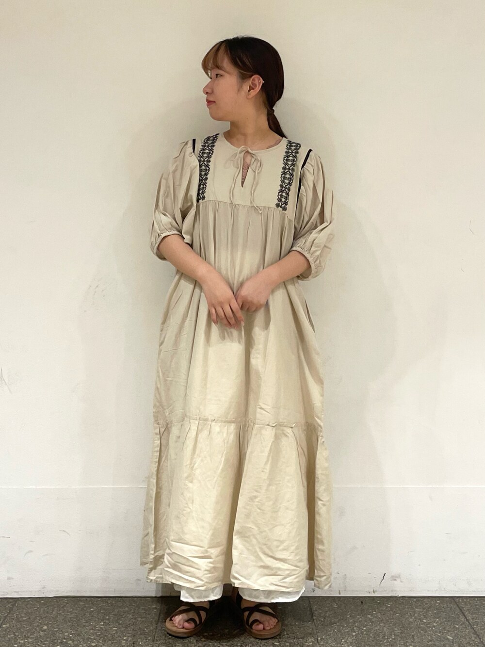 ホワイト系のスカート、ホワイト系のワンピースを着用したレディースの秋コーディネートの1枚目の写真