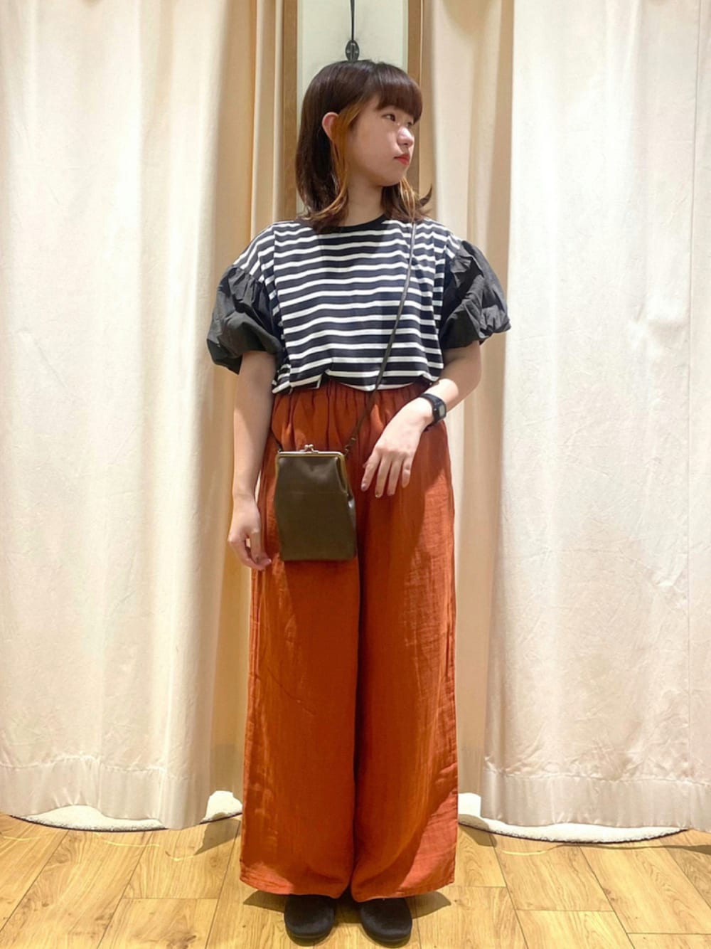 グレー系のTシャツ/カットソー、オレンジ系のその他パンツ、ブラック系のその他シューズを着用したレディースの夏コーディネートの1枚目の写真