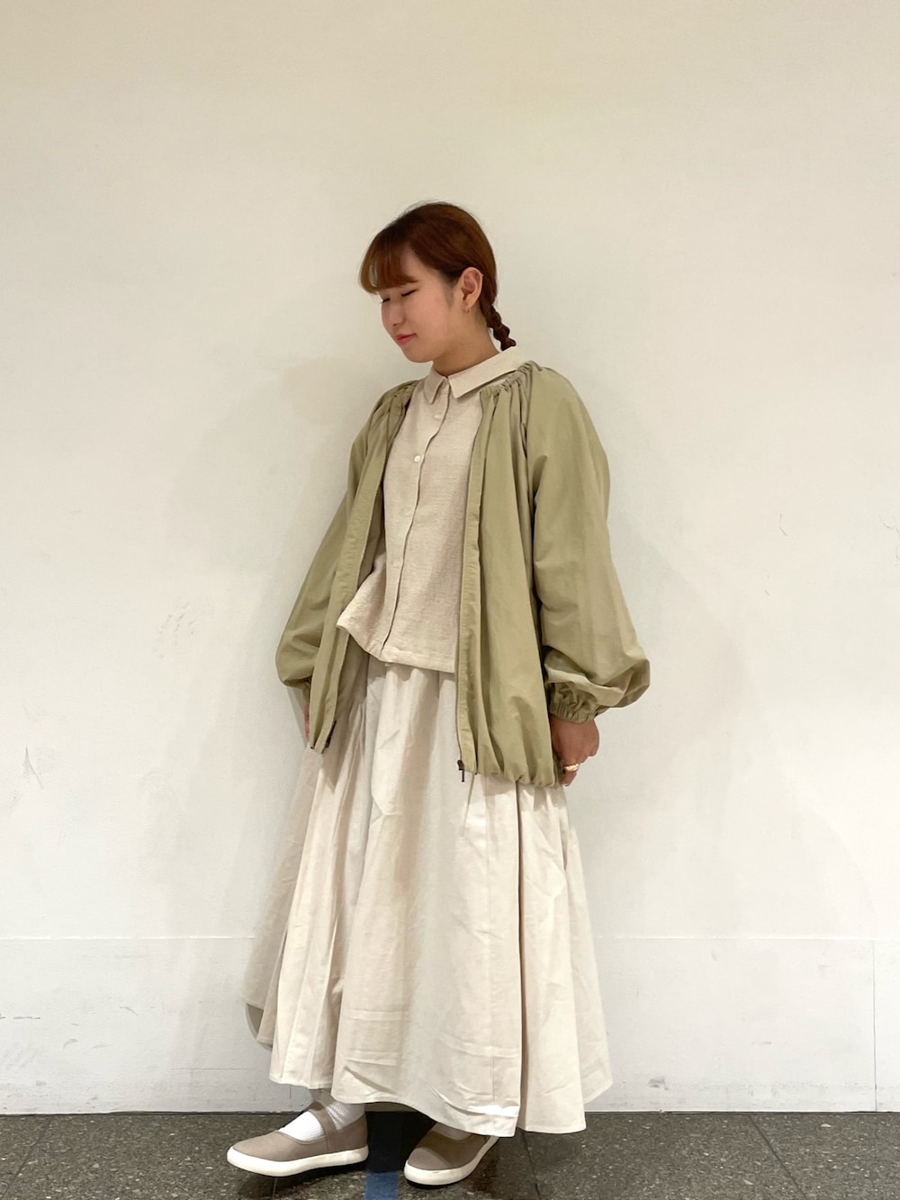 ベージュ系のシャツ/ブラウス、ベージュ系のブルゾン、ベージュ系のスカートを着用したレディースの秋コーディネートの1枚目の写真