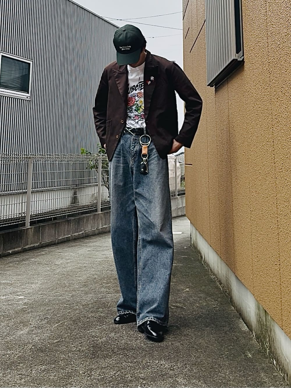 「やっぱり帽子が好き、ワイドパンツ、白Tシャツ、春コーデ、大人カジュアル、おしゃれさんと繋がりたい、デニム、ジャケット、キャップ、きれいめカジュアル、DAIRIKU、Tシャツ×デニム、今日のコーデ、高身長、夏服」｜「MRFATMANのCOTTON BB CAP（キャップ、グリーン系）」を使った、りょたさん（メンズ・188cm）の春コーディネートの1枚目の写真