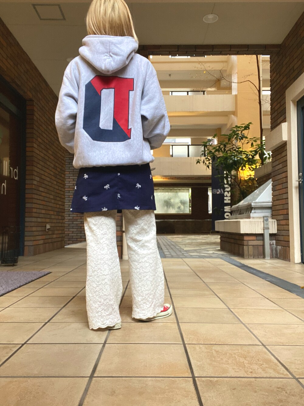 「プチプラ、冬服コーデ、パーカー、フーディー、バックプリント、おしゃれさんと繋がりたい、ママファッション、レースパンツ、ootd、低身長コーデ、コンバース、低身長、40代ファッション、レイヤードスタイル、ミニスカート」｜「vivieのアイテム（スウェット、グレー系）」を使った、くみこさん（レディース・150cm）の冬コーディネートの1枚目の写真