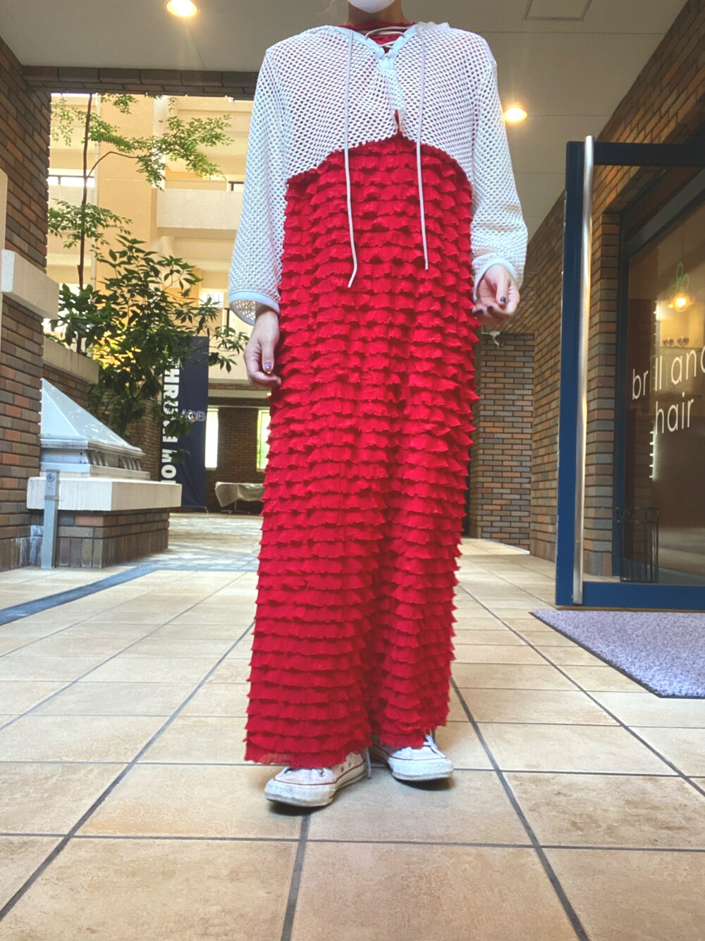 「大人カジュアル、今日のコーデ、大人女子、シンプル、カジュアル、オトナカワイイ、スニーカー、ロングワンピース、フリフリ、メッシュトップス、メッシュパーカー、おしゃれさんと繋がりたい、ママコーデ、ootd、outfit」｜「seri9のアイテム（ワンピース、レッド系）」を使った、くみこさん（レディース・150cm）の夏コーディネートの1枚目の写真