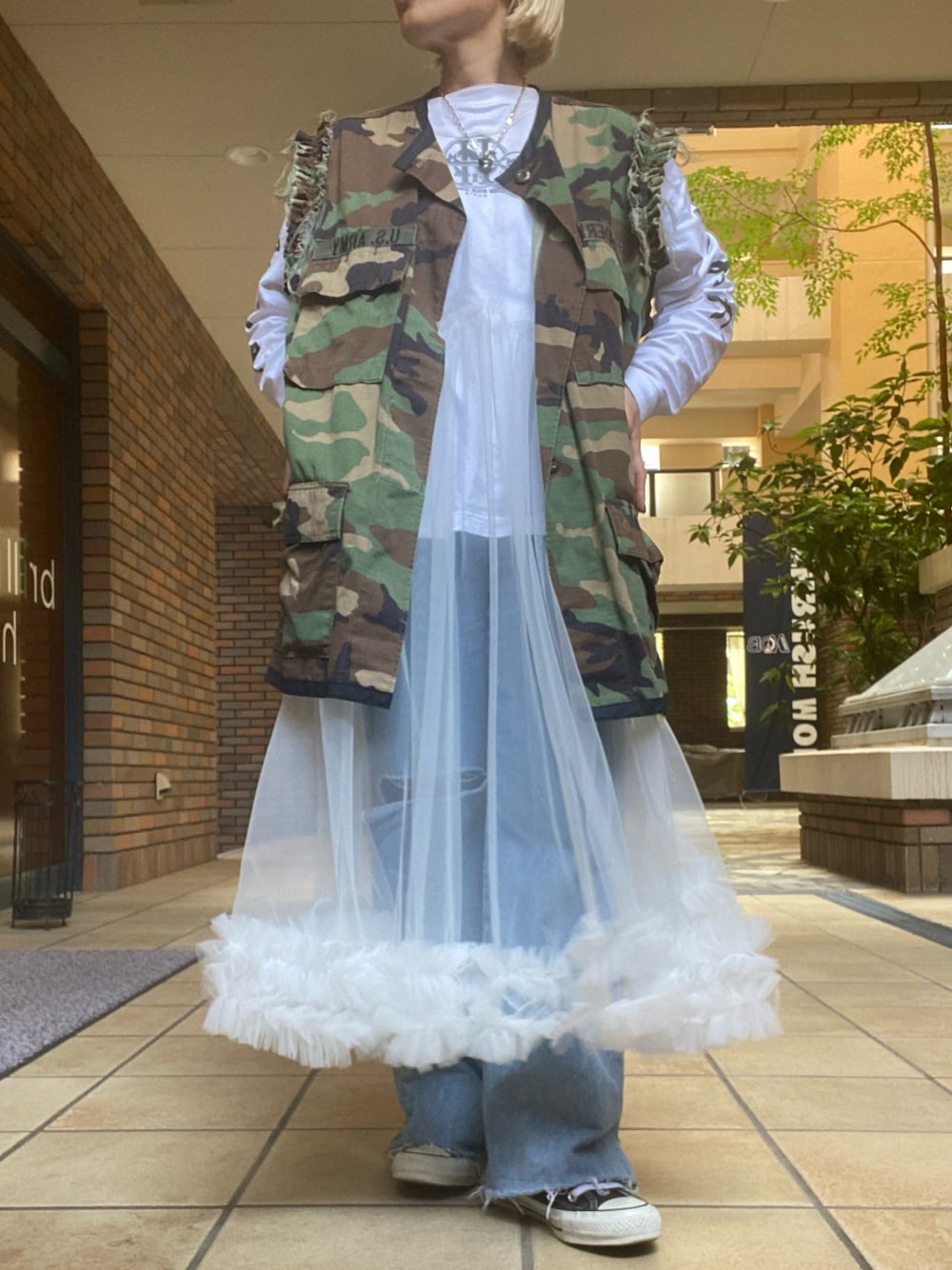 「レイヤード、オトナ女子、カモ柄、古着MIX、古着リメイク、ダメージデニムパンツ、お洒落さんとつながりたい、デニム、フリル、チュールワンピース、チュールワンピ、いいね、save、フォローお願いします🤑、低身長、低身長コーデ、低身長女子」｜「SANSeLFのノースリーブチュールボリュームワンピース【SANSeLF】sanw23s019（ワンピース、ホワイト系）」を使った、くみこさん（レディース・150cm）の春コーディネートの1枚目の写真
