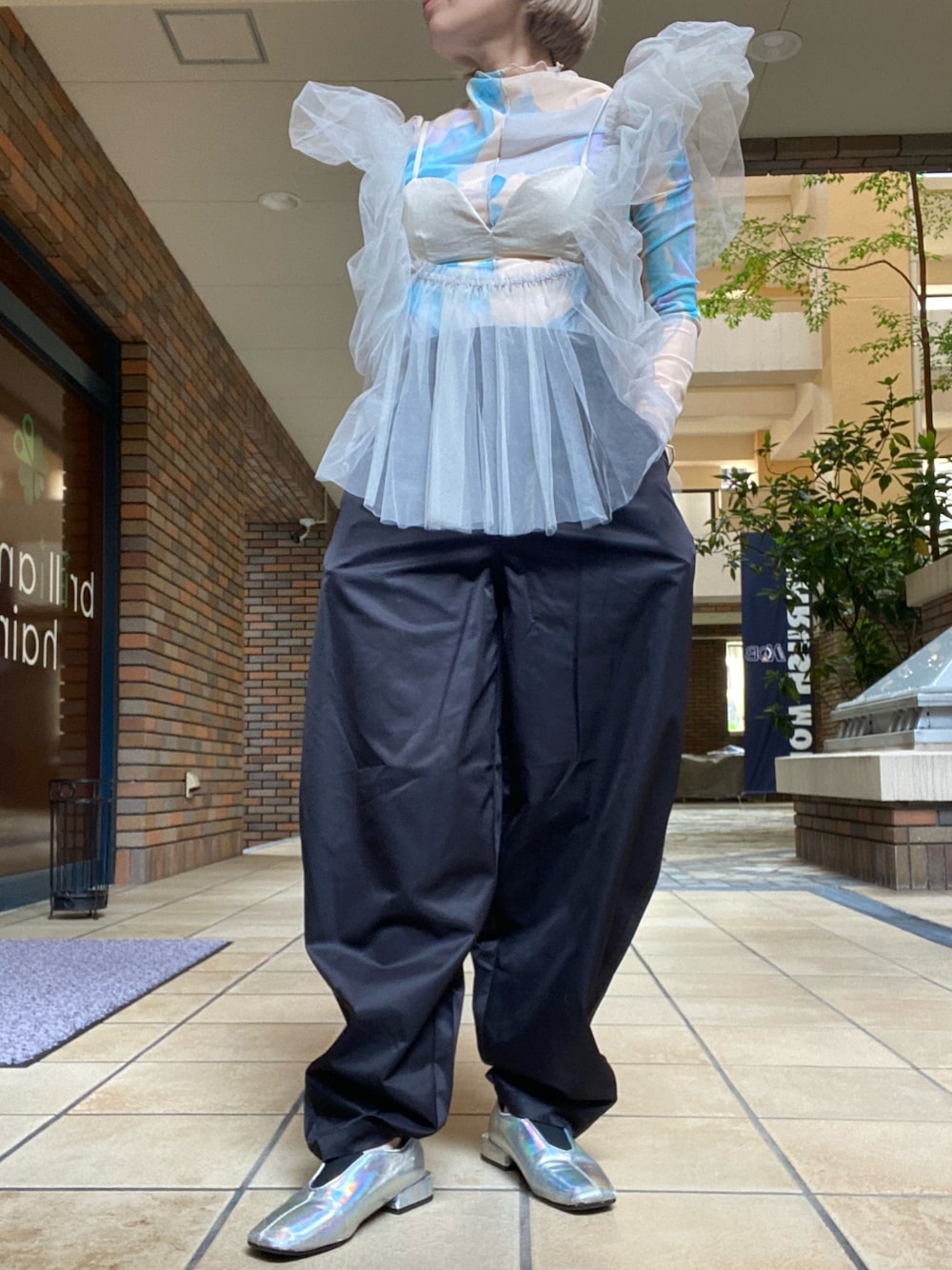 「カーブパンツ、大人カジュアル、春服、春ファッション、シースルー、メタリックシューズ、おしゃれさんと繋がりたい、いいね、save、フォローお願いします🤑、大人コーデ、チュール、レイヤードスタイル、ootd、outfit、低身長、低身長女子」｜「LA BELLE ETUDEのカーブパンツ（その他パンツ、ブラック系）」を使った、くみこさん（レディース・150cm）の春コーディネートの1枚目の写真
