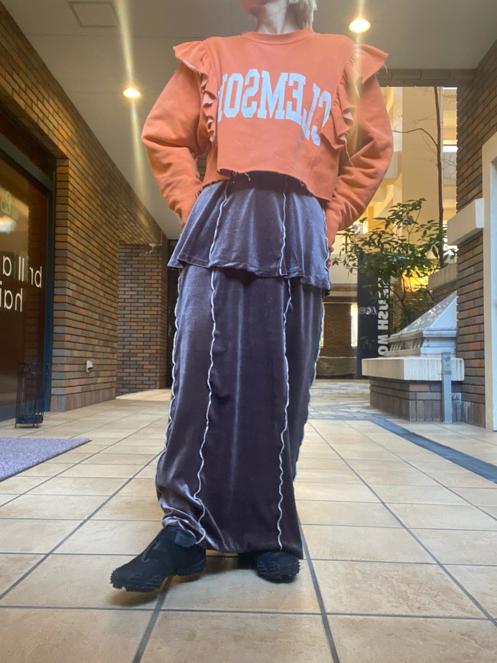 「レイヤードスタイル、ベロアスカート、古着MIX、古着、ロングスカート、楽チンコーデ、低身長女子、おしゃれさんと繋がりたい、ママコーデ、低身長、低身長コーデ、プーマ、PUMA、スニーカー、40代ファッション」｜「古着リメイクのアイテム（スウェット、オレンジ系）」を使った、くみこさん（レディース・150cm）の冬コーディネートの1枚目の写真