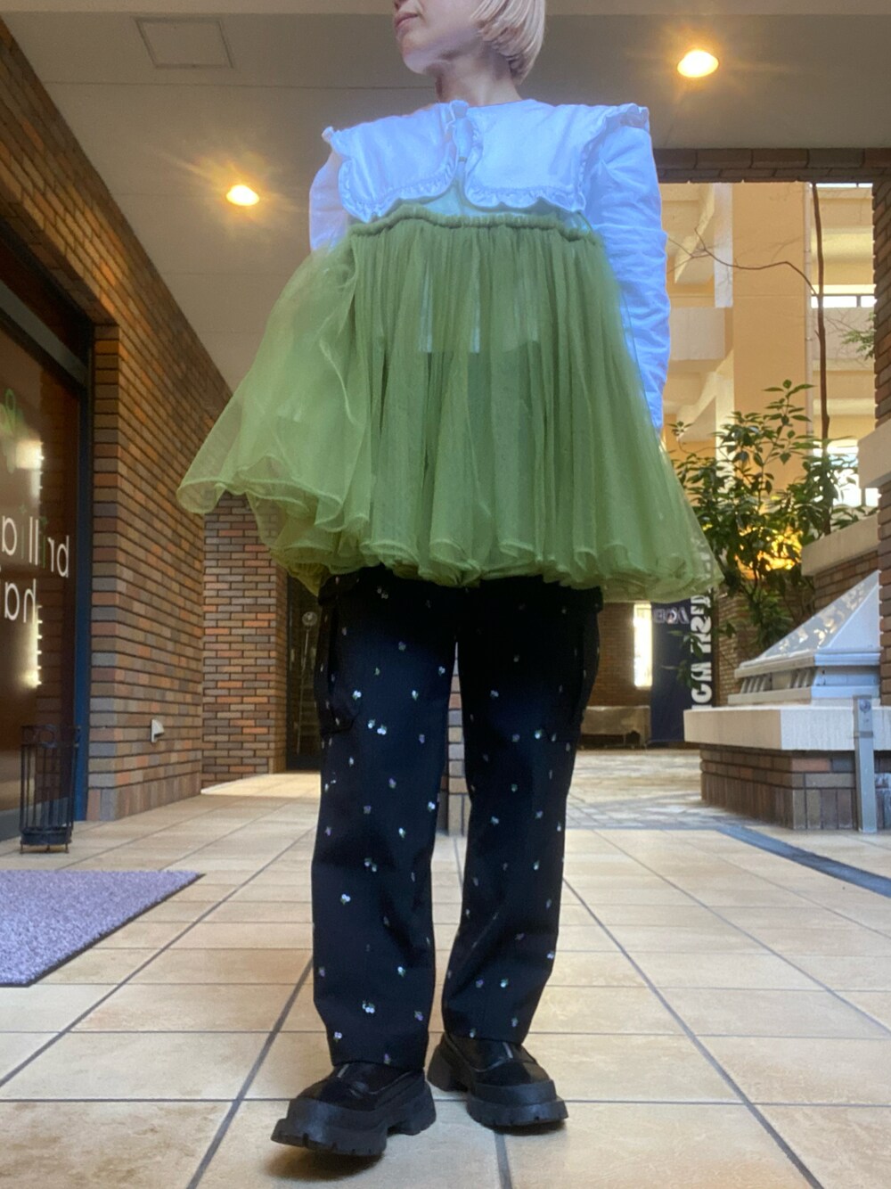 「秋冬コーデ、大人カジュアル、大人女子、パンツコーデ、冬服、大人コーデ、ビッグカラー、チュールワンピ、チュール、レイヤードスタイル、低身長、低身長コーデ、低身長女子、おしゃれさんと繋がりたい、いいね、save、フォローお願いします🤑」｜「HOLIDAYのSUPER FINE DRY CROPPED SQUARE COLLAR L/S TOPS スーパーファインドライクロップドスクエアカラーロングリーブトップス（Tシャツ/カットソー、ホワイト系）」を使った、くみこさん（レディース・150cm）の冬コーディネートの1枚目の写真