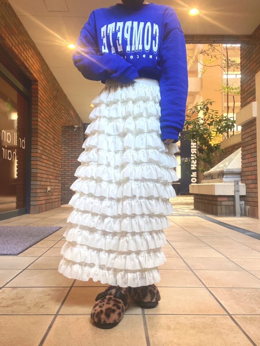 「秋冬コーデ、クリスマスに着たい服、今日のコーデ、おしゃれさんと繋がりたい、甘辛mix、低身長コーデ、ママコーデ、フリフリスカート、ふりふり、スウェット、ファーサンダル、ootd、outfit、冬コーデ、寒い」｜「SANSeLFの【SANSeLF】tiered frill skirt　sanw21a066（スカート、ホワイト系）」を使った、くみこさん（レディース・150cm）の冬コーディネートの1枚目の写真