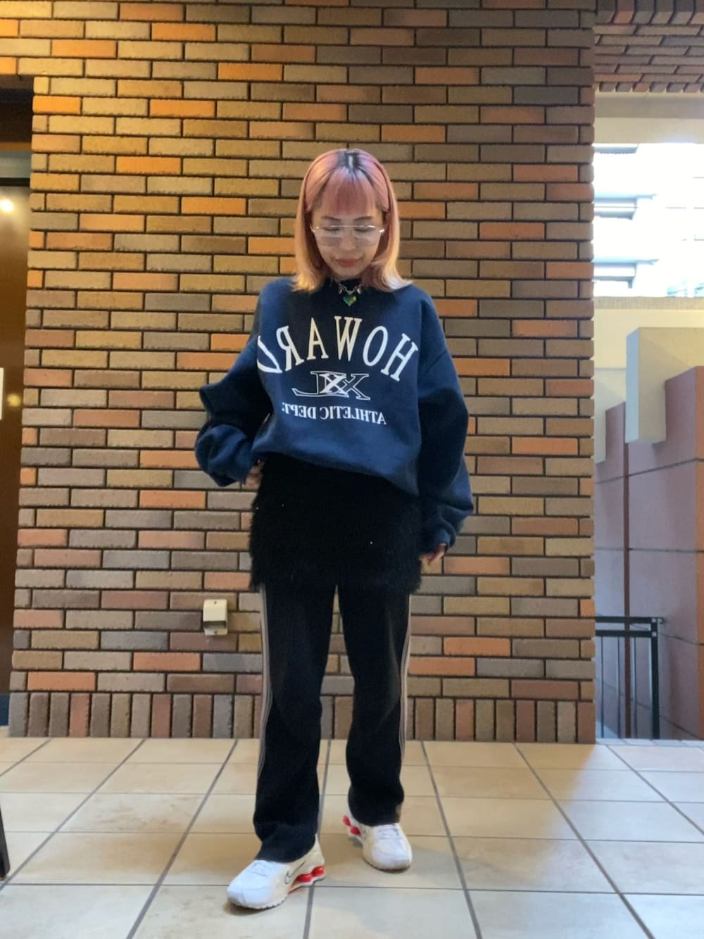 ブルー系のスウェット、ブラック系のスカート、ブラック系のその他パンツを着用したレディースの秋コーディネートの1枚目の写真