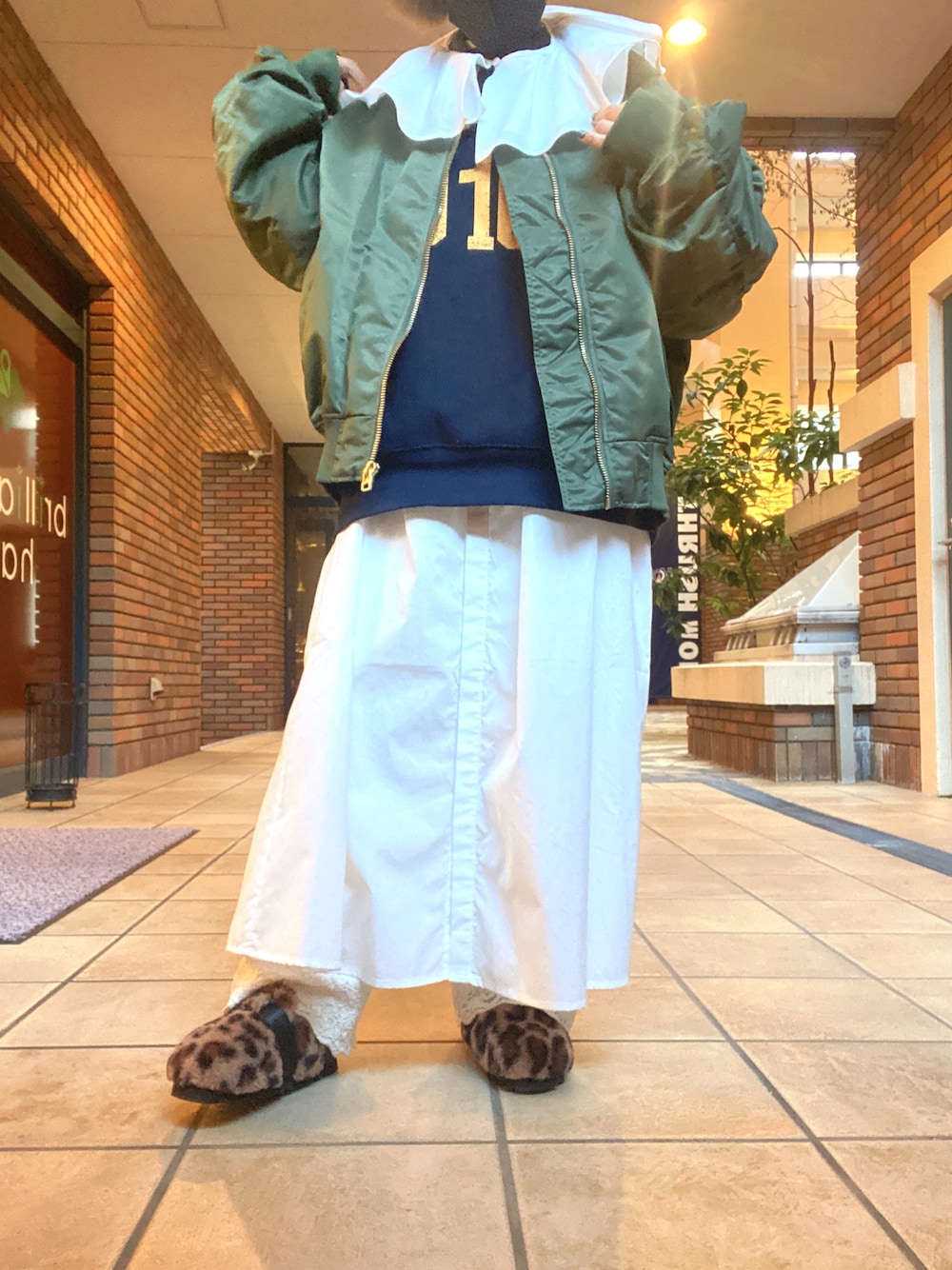 「オトナカジュアル、カジュアル、ゆるコーデ、大人女子、ootd、低身長コーデ、おしゃれさんと繋がりたい、MA-1、付け襟、シャツワンピ、スウェット、ママコーデ、仕事着、仕事コーデ、outfit」｜「PROVOKE のPROVOKE/PV-100009 big MA-1（ブルゾン、グリーン系）」を使った、くみこさん（レディース・150cm）の冬コーディネートの1枚目の写真