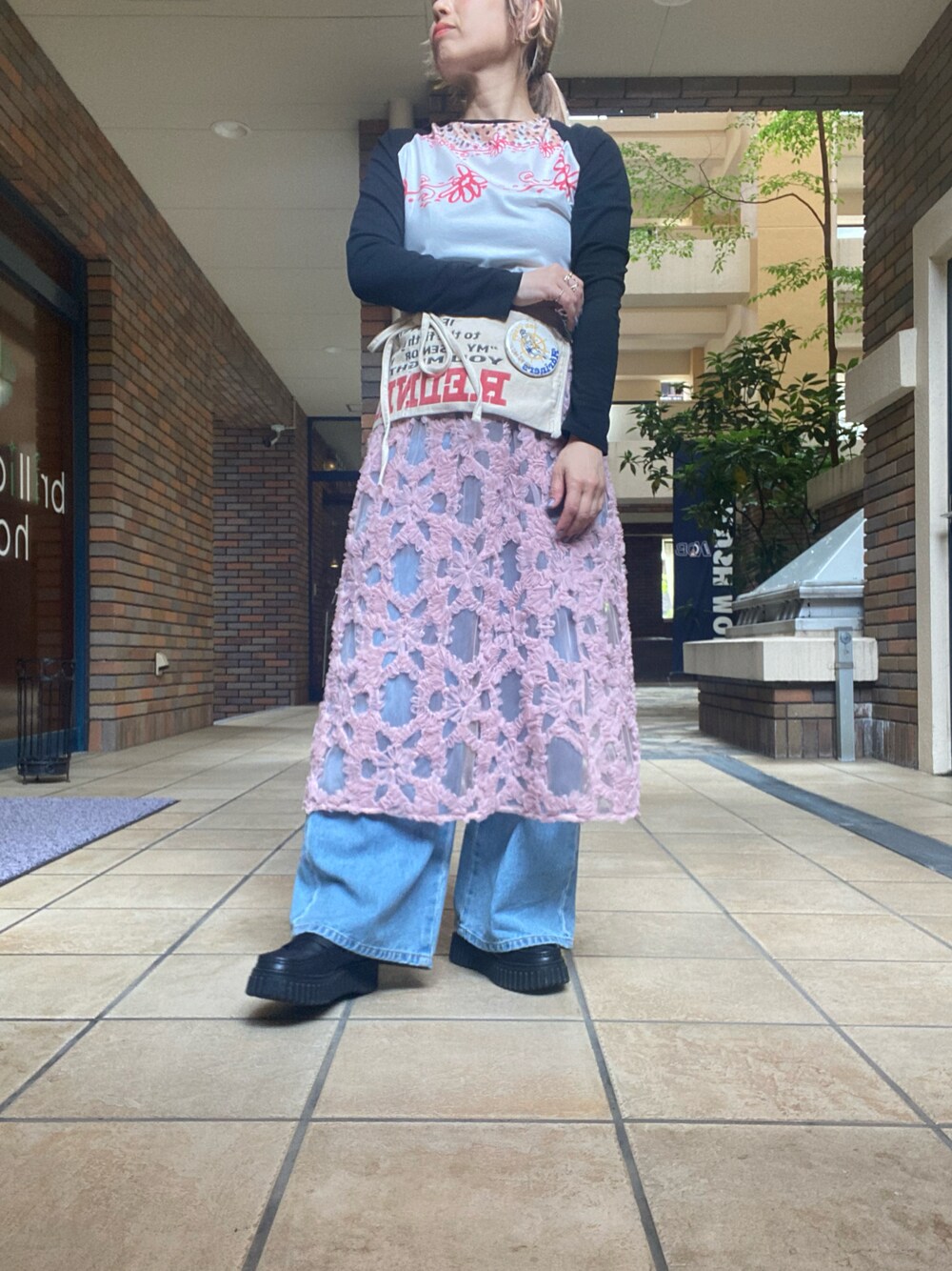 ホワイト系のTシャツ/カットソー、ピンク系のスカート、ブラック系のローファーを着用したレディースの春コーディネートの1枚目の写真