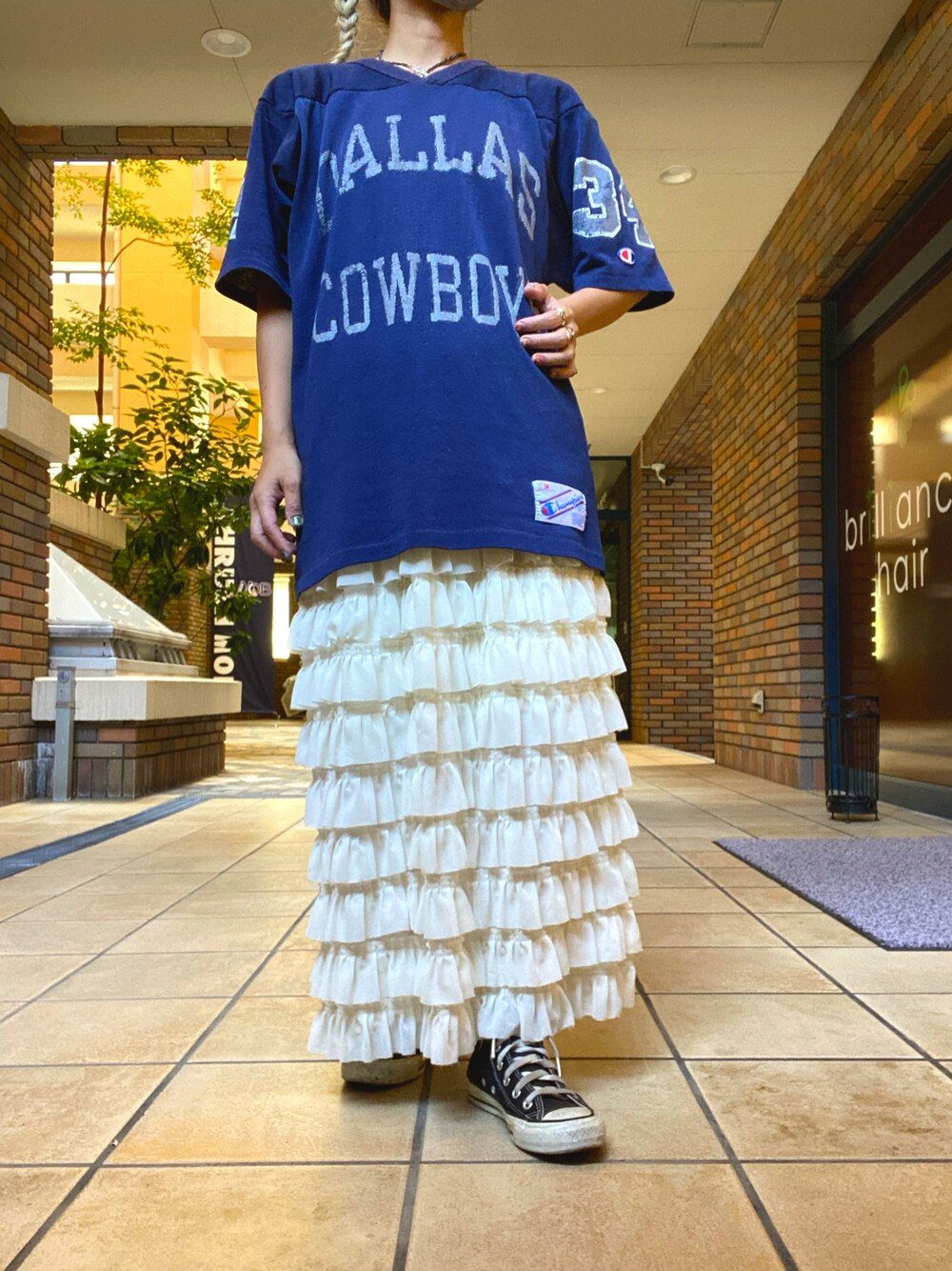 「ラクチンコーデ、古着、古着MIX、古着コーデ、大人カジュアル、おしゃれさんと繋がりたい、今日のコーデ、大人かわいい、低身長、コンバース、フリフリスカート、ootd、outfit、チャンピオン、スニーカー」｜「Championのアイテム（トップス、ブルー系）」を使った、くみこさん（レディース・150cm）の夏コーディネートの1枚目の写真