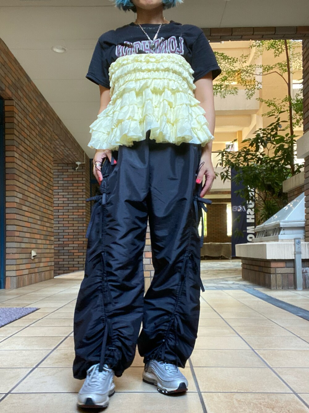 「大人かわいい、おしゃれさんと繋がりたい、ootd、150cm台コーデ、パンツコーデ、リボン、ナイロンパンツ、フリル、ビスチェ、レイヤードスタイル、エアマックス、スニーカー、古着MIX、低身長、低身長女子」｜「SANSeLFのSe 2wayティアードフリルビスチェ【SANSeLF】sanwt24s002（ベスト、イエロー系）」を使った、くみこさん（レディース・150cm）の秋コーディネートの1枚目の写真