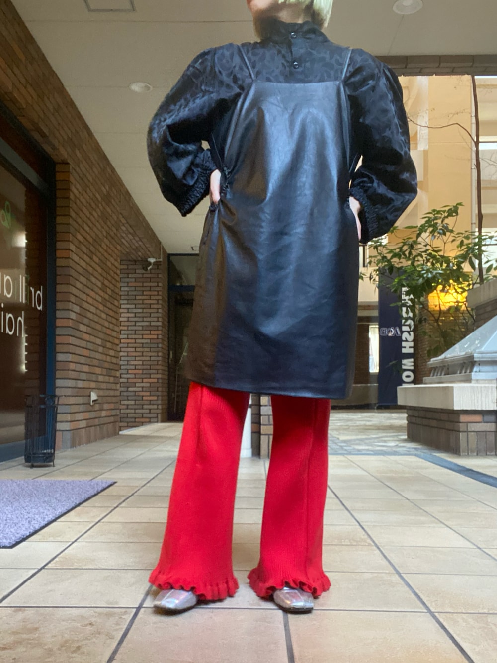 「ニットパンツ、赤パンツ、レイヤードスタイル、フェイクレザー、レザーワンピース、古着MIX、古着、古着コーデ、低身長、低身長コーデ、低身長女子、ママコーデ、ootd、outfit、40代ファッション」｜「古着のアイテム（シャツ/ブラウス、ブラック系）」を使った、くみこさん（レディース・150cm）の冬コーディネートの1枚目の写真