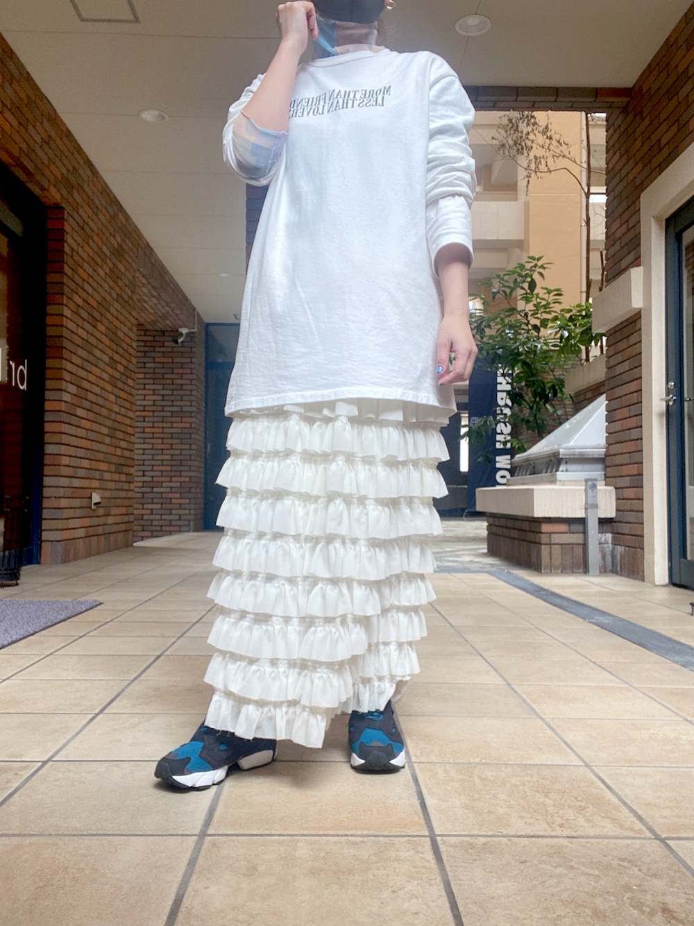 「春服みてみて、オトナカジュアル、春コーデ、大人コーデ、ゆるコーデ、フリルスカート、ティアードスカート、おしゃれさんと繋がりたい、低身長コーデ、春カラー、ロングスカート、reebok、いいね、save、フォローお願いします🤑、レイヤードスタイル、ママコーデ」｜「SANSeLFの【SANSeLF】tiered frill skirt　sanw21a066（スカート、ホワイト系）」を使った、くみこさん（レディース・150cm）の春コーディネートの1枚目の写真