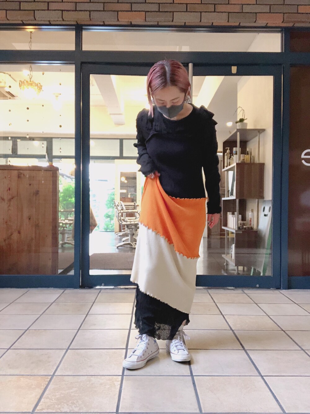 「初秋コーデ、秋コーデ、オトナカジュアル、ワンピース 黒、リブ、ロングワンピース、レイヤードスタイル、オトナ女子、おしゃれさんと繋がりたい、低身長、ootd、仕事コーデ、スカート、ボーダー、秋トレンド2021」｜「SANSeLFの【SANSeLF】swiching mellow one-piece sanw21a005（ワンピース、オレンジ系）」を使った、くみこさん（レディース・150cm）の秋コーディネートの1枚目の写真
