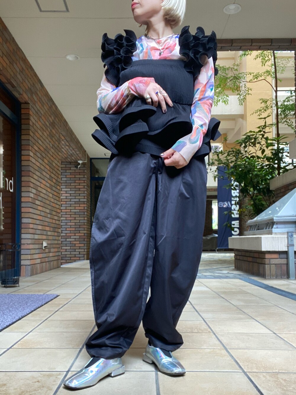 「今日のコーデ、大人可愛い、ゆるコーデ、オトナカワイイ、パンツコーデ、キレイめ、ラクチンコーデ、お洒落さんとつながりたい、ビスチェ、花柄、シースルートップス、メタリックシューズ、低身長、低身長コーデ、低身長女子」｜「chucllaのペプラムフリル キャミビスチェ chw24s032（その他トップス、ブラック系）」を使った、くみこさん（レディース・150cm）の春コーディネートの1枚目の写真