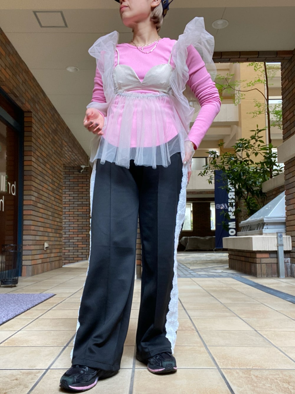 「オトナカジュアル、大人かわいい、パンツスタイル、ジャージーパンツ、サイドライン、チュール、キャップ、おしゃれさんと繋がりたい、ママコーデ、低身長、低身長コーデ、低身長女子、ootd、outfit、40代ファッション」｜「yaeの2way U neck rib top/2way Uネックリブトップス（Tシャツ/カットソー、ピンク系）」を使った、くみこさん（レディース・150cm）の春コーディネートの1枚目の写真