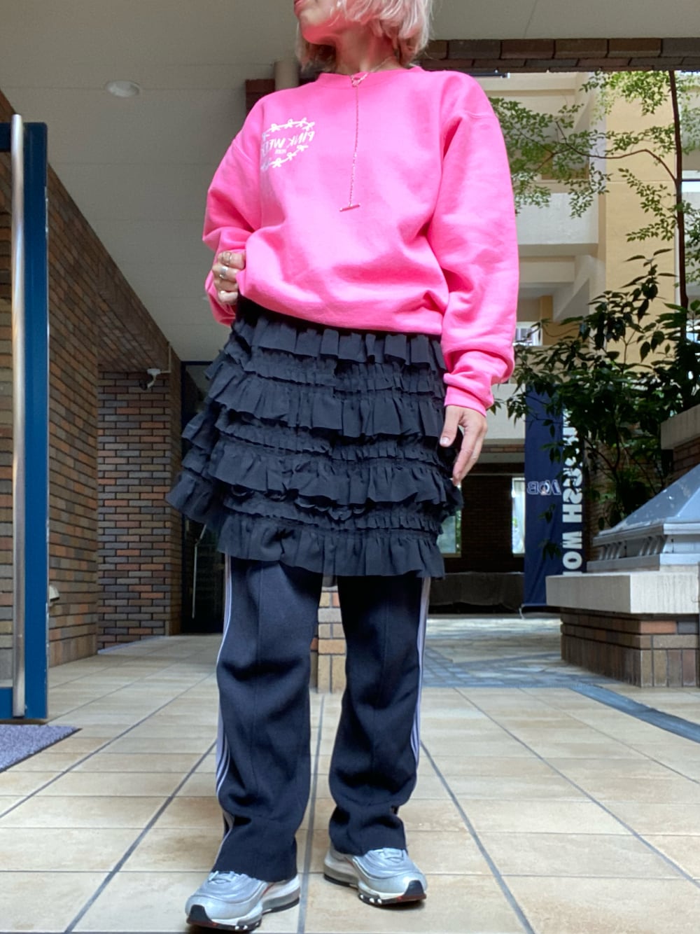 「秋っぽコーデ更新中、古着MIX、初秋コーデ、パンツコーデ、レイヤードスタイル、古着、ジャージーパンツ、ピンク、バックプリント、ママコーデ、低身長、低身長コーデ、低身長女子、40代ファッション、outfit」｜「古着のアイテム（スウェット、ピンク系）」を使った、くみこさん（レディース・150cm）の秋コーディネートの1枚目の写真