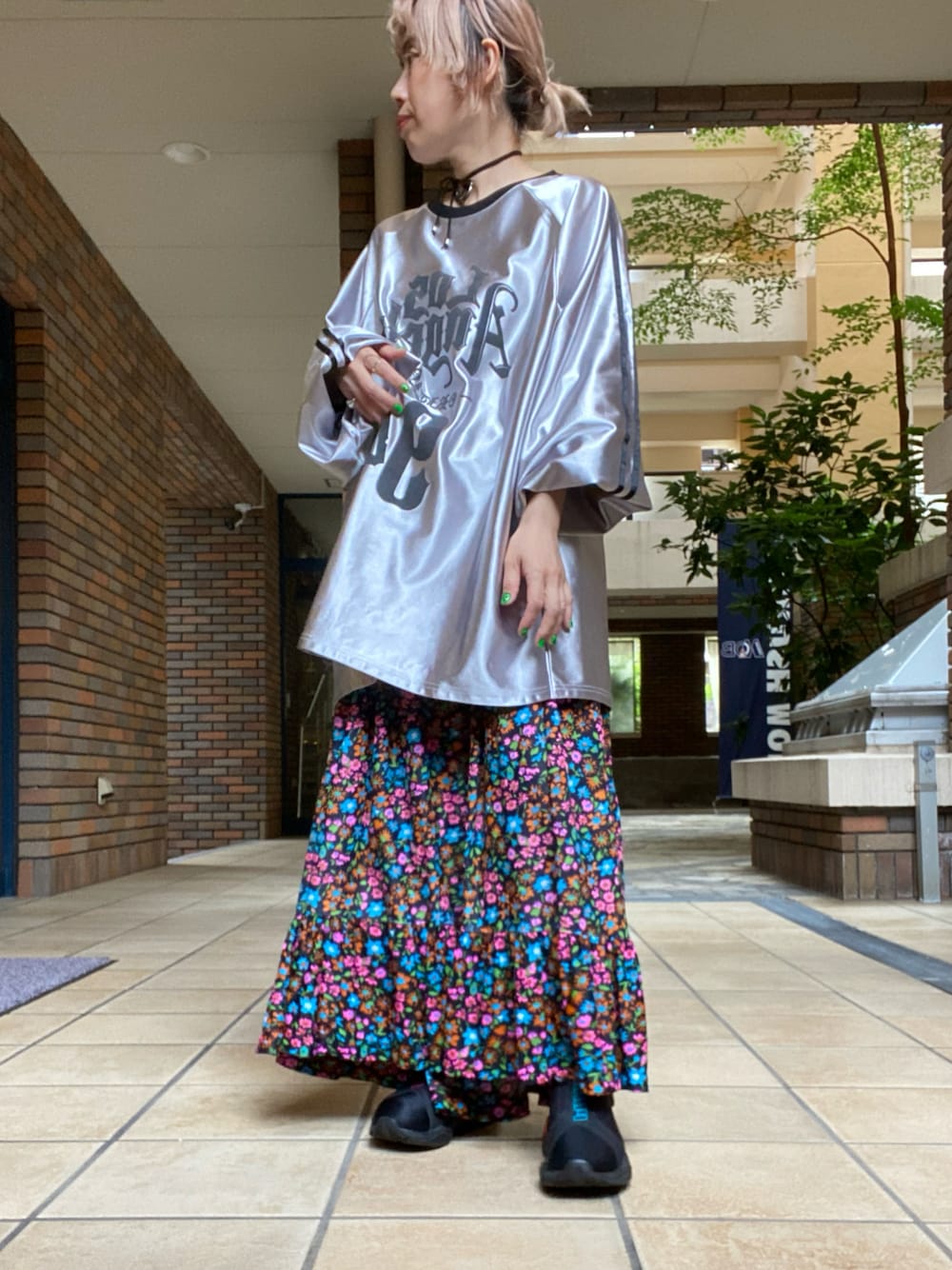 「大人コーデ、ずるずるこーで、ビッグシルエット、小花柄、小花柄ワンピース、古着MIX、古着、古着コーデ、プーマ、ママコーデ、ゆるコーデ、おしゃれさんと繋がりたい、ootd、outfit、低身長コーデ」｜「LONSLANのグロッシー ロゴ 長袖Tシャツ LON24a024（Tシャツ/カットソー、シルバー系）」を使った、くみこさん（レディース・150cm）の春コーディネートの1枚目の写真