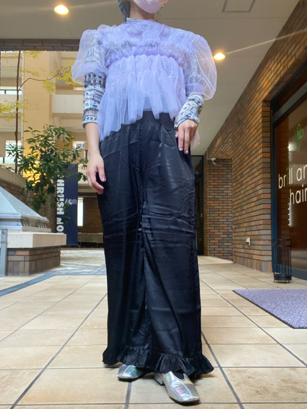 「冬コーデ、大人可愛い、着回しコーデ、おしゃれさんと繋がりたい、低身長女子、マイベストコーデ2022、私の推しブランド、秋冬コーデ、フリルパンツ、チュール、チュールトップス、メタリックシューズ、ママコーデ、いいね、save、フォローお願いします🤑、outfit」｜「SANSeLFのモノトーンデザイントップス【SANSeLF】sanw22a055（その他トップス、ホワイト系）」を使った、くみこさん（レディース・150cm）の冬コーディネートの1枚目の写真