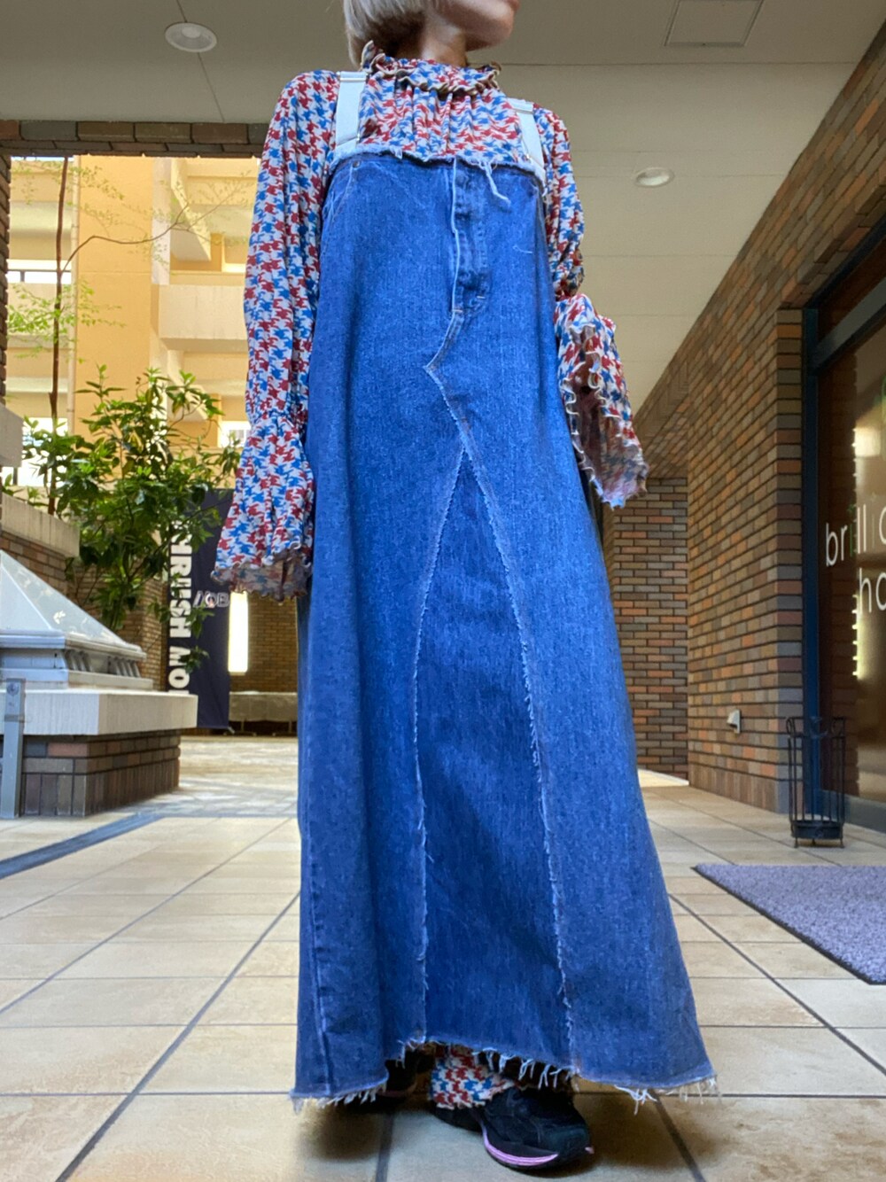 ブルー系のワンピース/ドレス、その他のトップス、その他のパンツを着用したレディースの春コーディネートの1枚目の写真