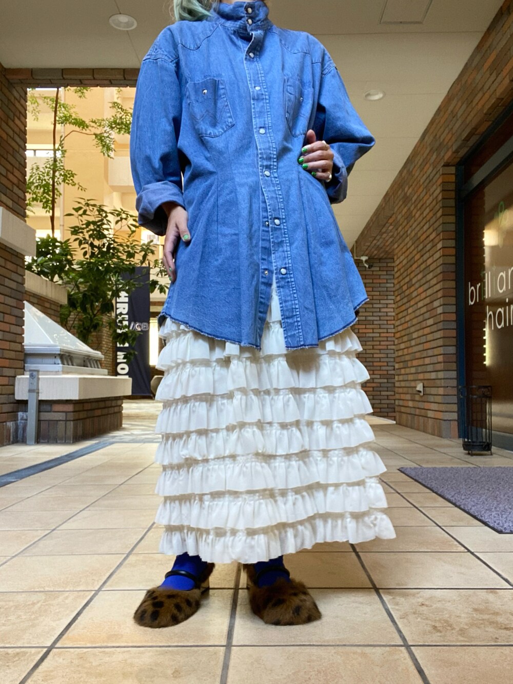 「大人カジュアル、秋カラー、大人女子、ミュール、レオパード 柄、デニムシャツ、フリフリスカート、低身長女子、outfit、いいね、save、フォローお願いします🤑、初秋コーデ、秋🍁コーデ、ママコーデ、ootd、低身長」｜「Bonumのアイテム（シャツ/ブラウス、ブルー系）」を使った、くみこさん（レディース・150cm）の秋コーディネートの1枚目の写真