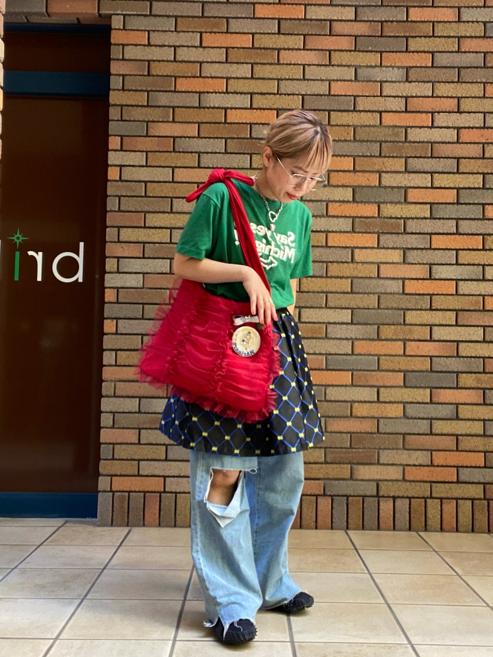 「夏ルックで気分アップ、デニム、サングラス、めがね、チュールバッグ、レイヤードスタイル、レイヤード、低身長、低身長コーデ、古着MIX、古着、古着コーデ、150cm台コーデ、ママコーデ、ママファッション」｜「CasseliniのCasselini(キャセリーニ)ワイドチュールトート（トートバッグ、レッド系）」を使った、くみこさん（レディース・150cm）の夏コーディネートの1枚目の写真