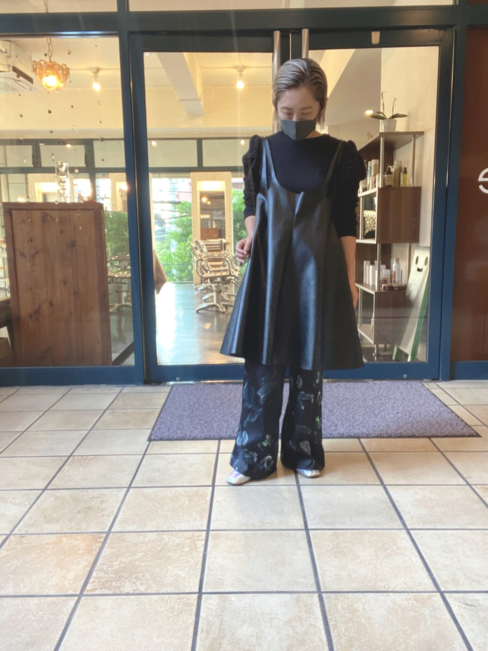 「秋冬コーデ、wearhalloween2021、秋トレンド2021、おしゃれさんと繋がりたい、モード、ブラック、ブラックコーデ、低身長、ママコーデ、ootd、outfit、フェイクレザー、ハイトーンカラー、オールバック、サテンパンツ」｜「seri9のアイテム（パンツ、ブラック系）」を使った、くみこさん（レディース・150cm）の秋コーディネートの1枚目の写真